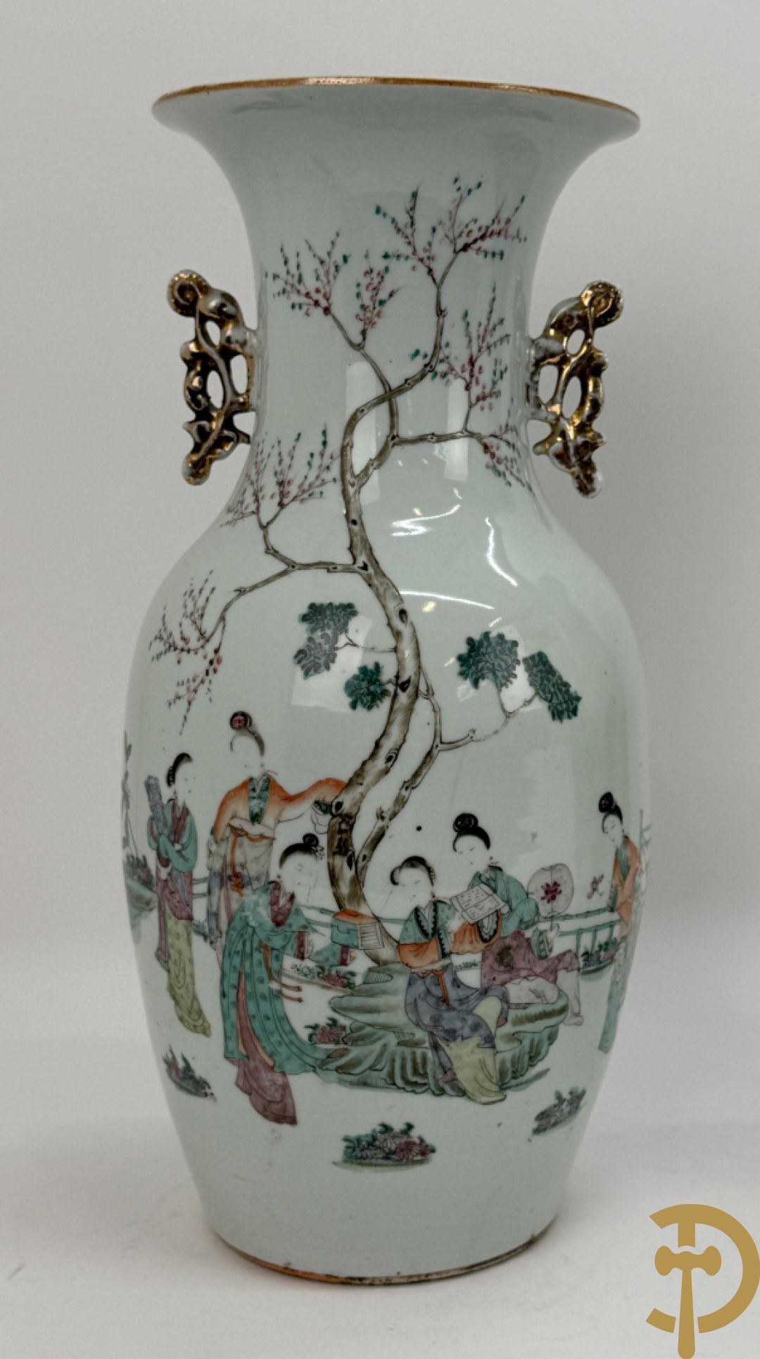 Paar Chinese porseleinen vazen met geisha decor en dames in landschap