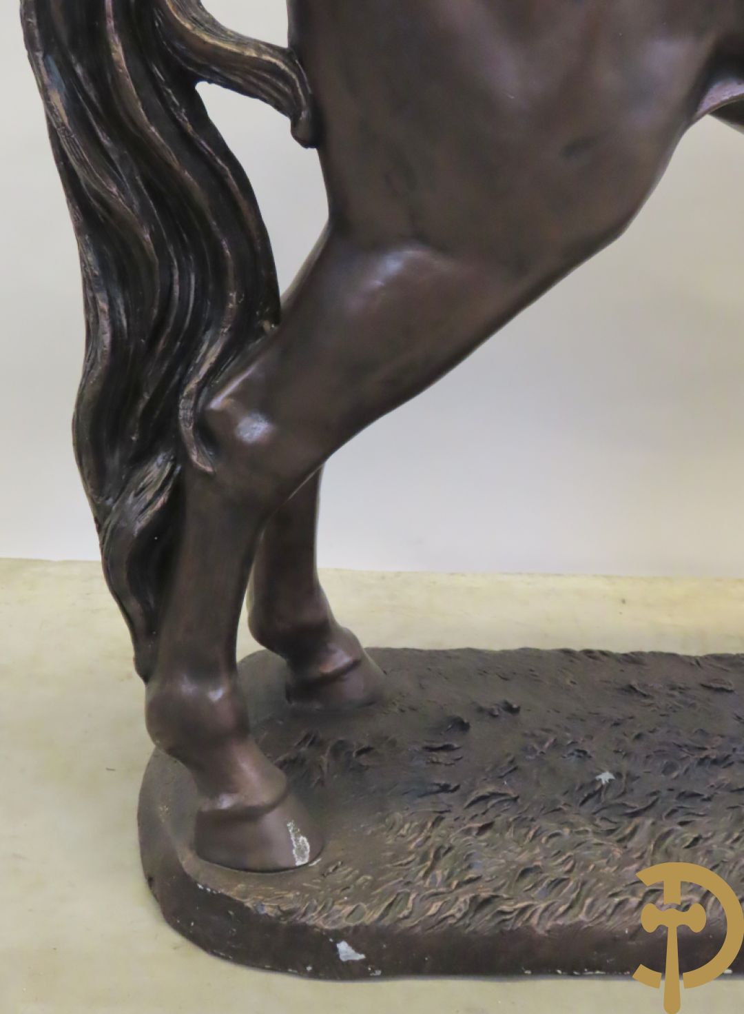 Staand paard in gebronzeerd polyester
