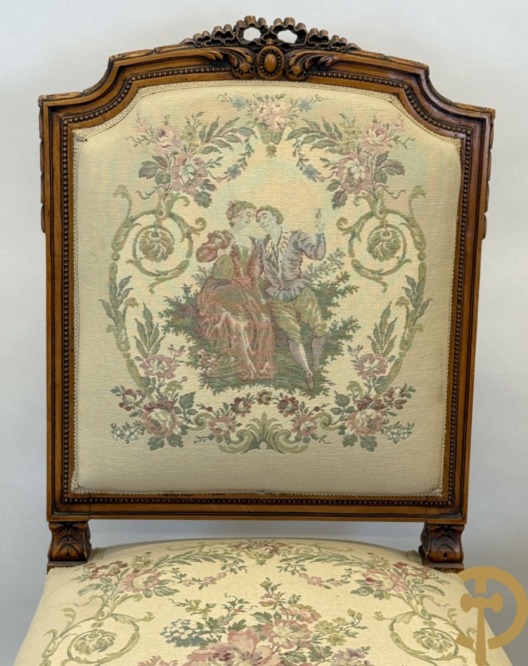 Vijfdelig notelaren Louis XVI salonensemble bestaande uit canapé, 2 armzetels en 2 stoelen