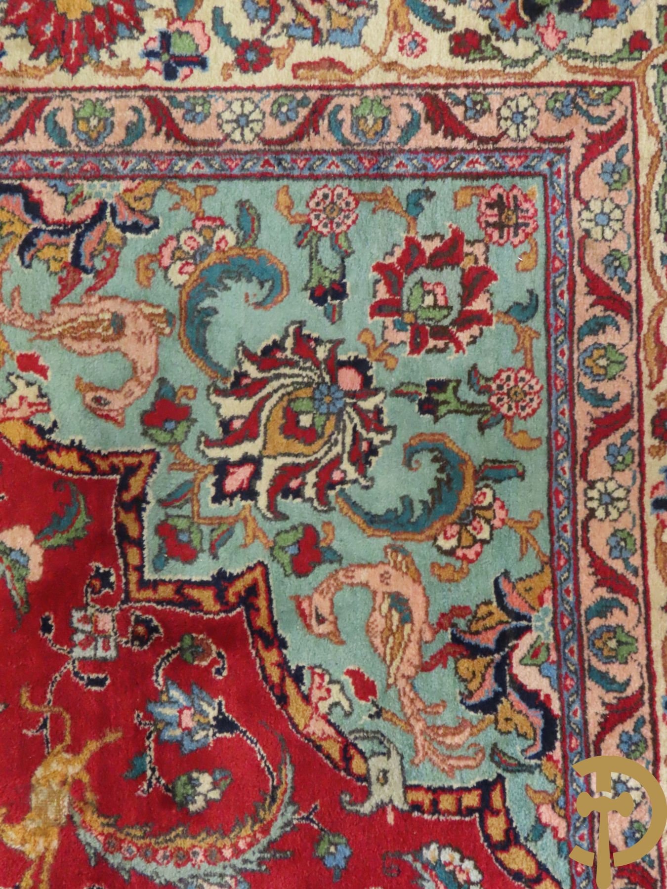 Oosters handgeknoopt tapijt met bloemen, dierenmotieven en centraal decor op rode fond