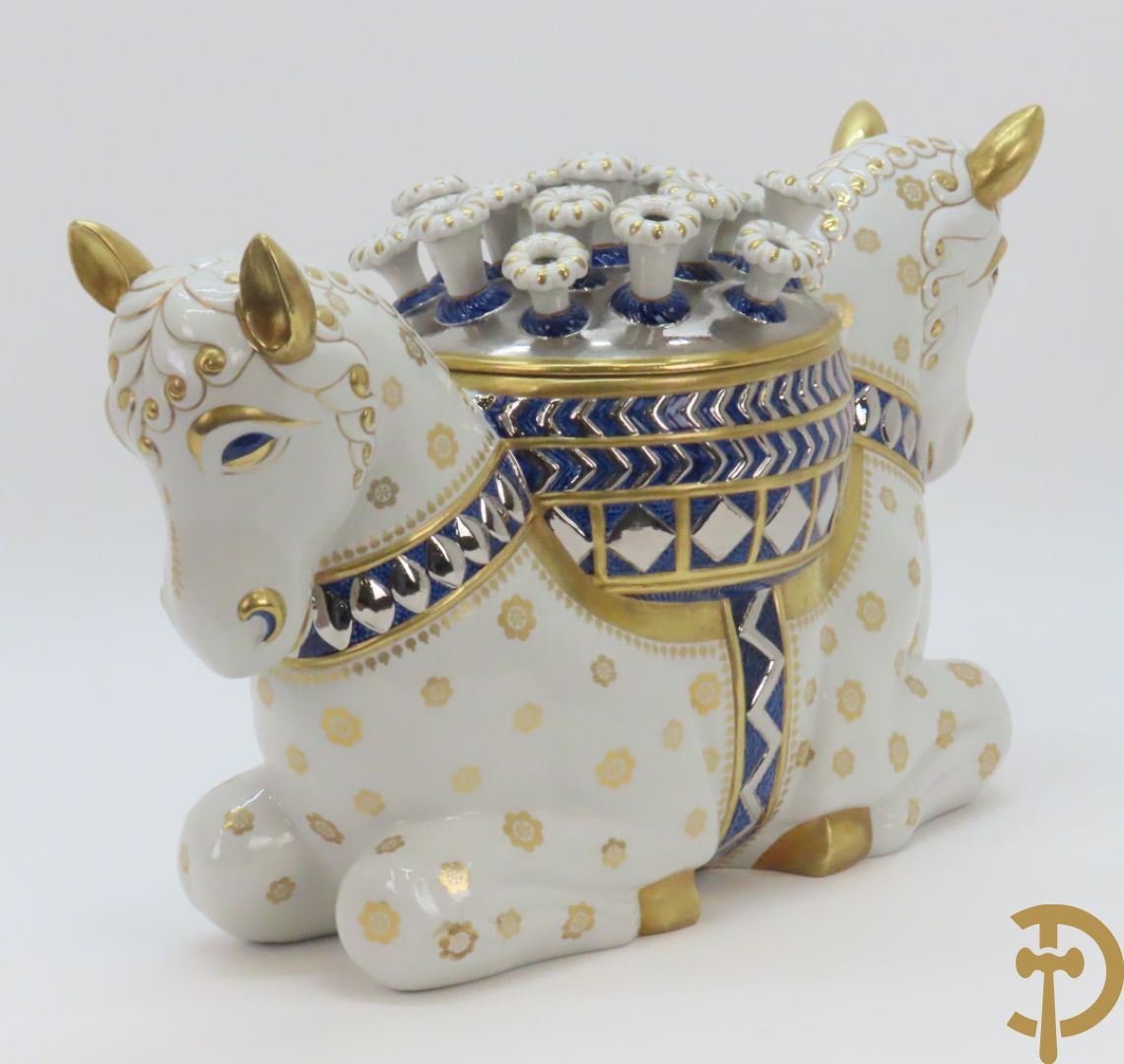 Keramieken beeld met 2 paardenkoppen, centraal met pique fleur, Italiaans, onderaan gemerkt Mangani