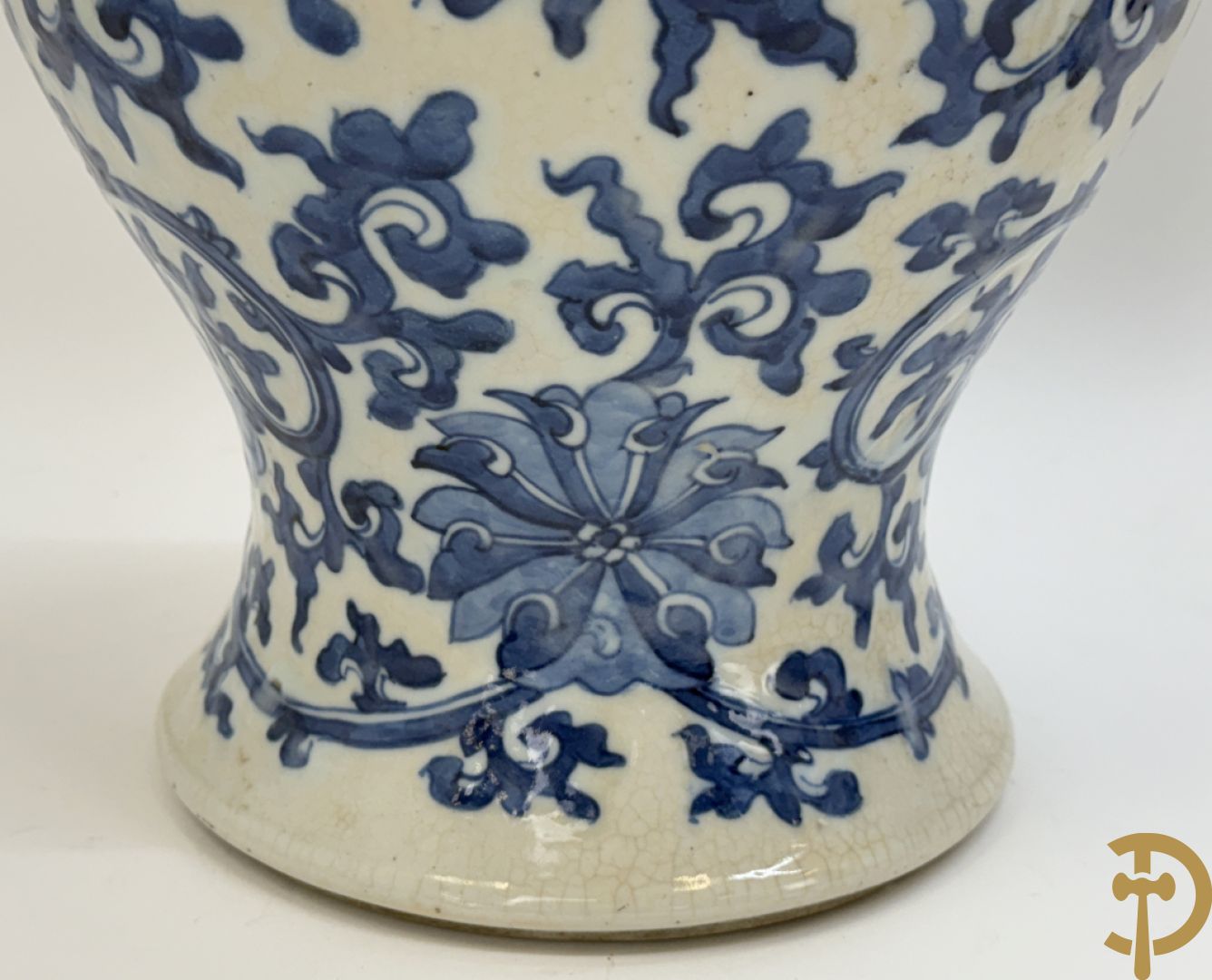 Paar Chinese dekselpotiches in blauw wit porselein met bloemendecor en accanthusranken
