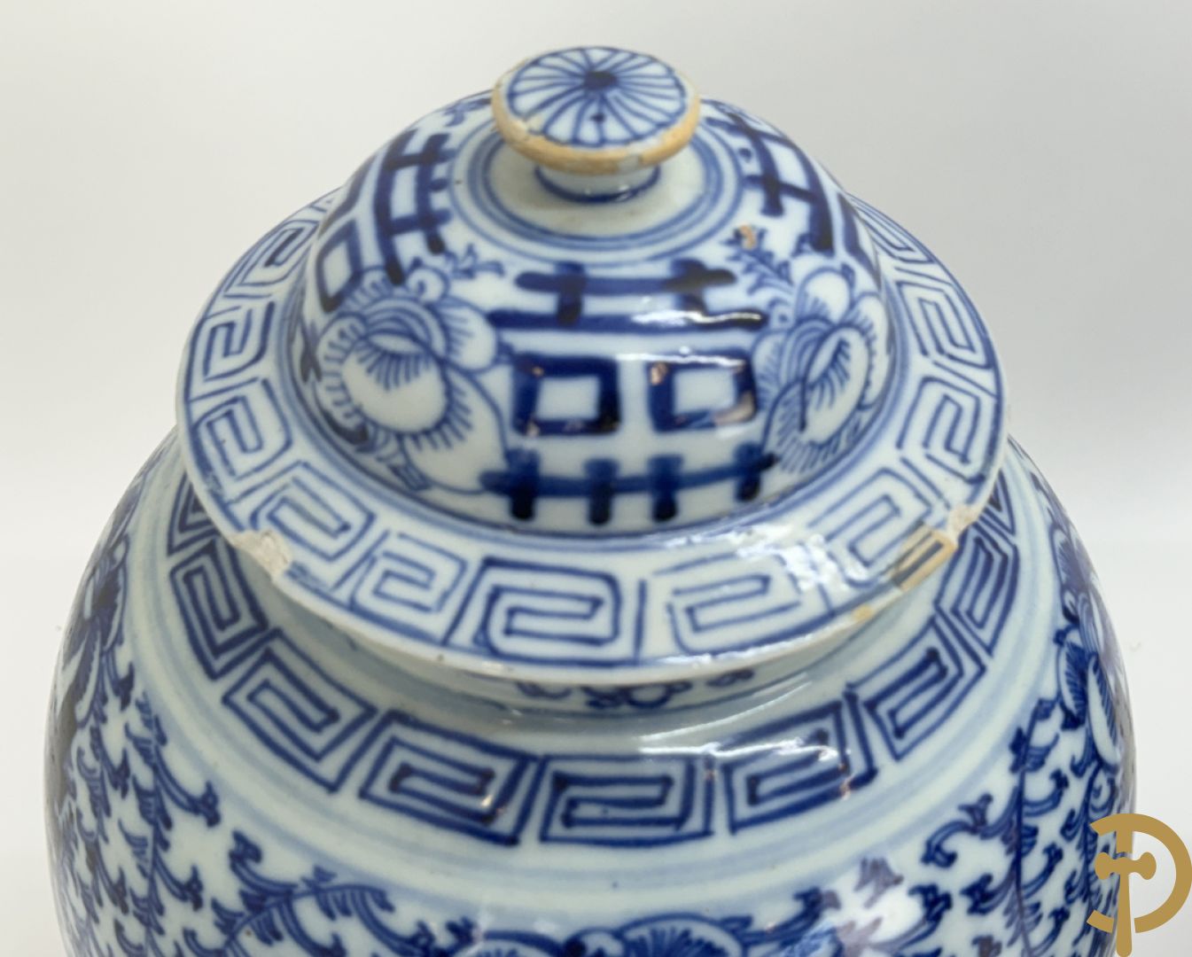 Paar blauw/witte Chinese porseleinen dekselpotiches met bloemen en Chinese tekens