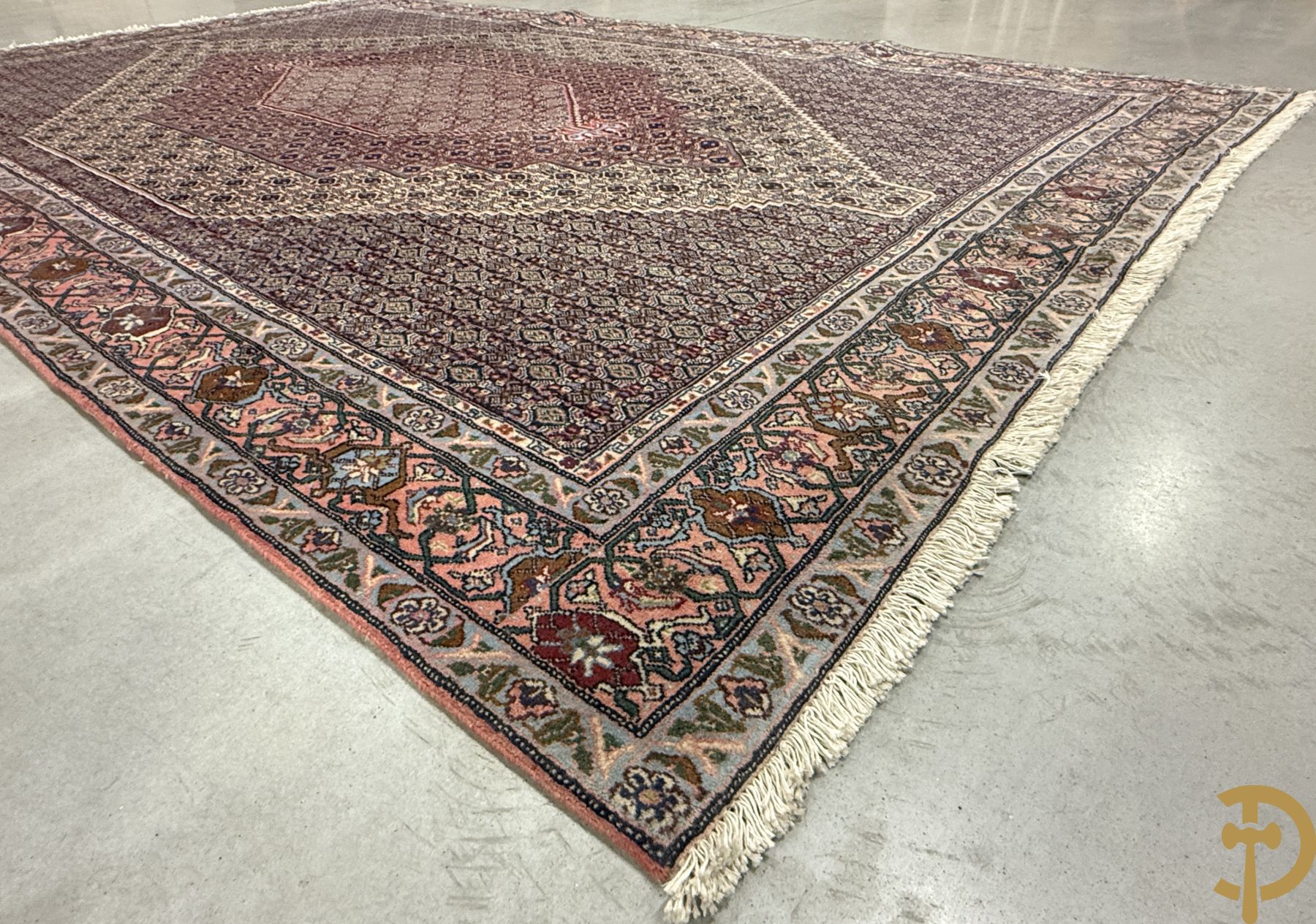 Oosters handgeknoopt tapijt met centraal trapeziumvormig decor