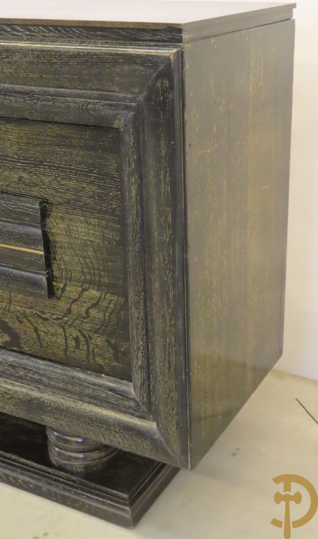 Art deco dressoir met 2 deuren en koperen baguette op sokkel