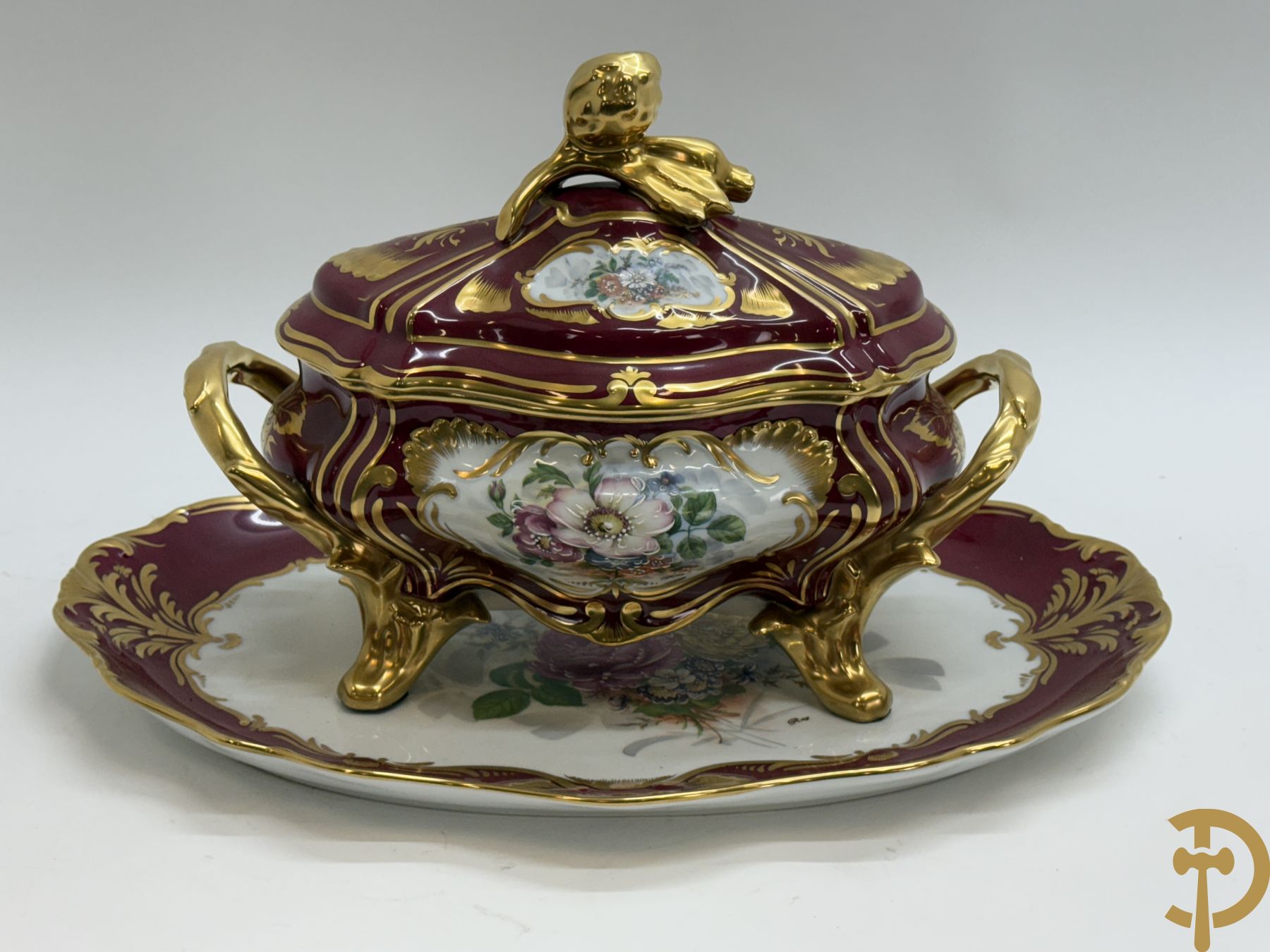 Porseleinen milieu de table (schaal en coupe) Limoges met bloemendecor en vergulde ornamenten, gemerkt onderaan