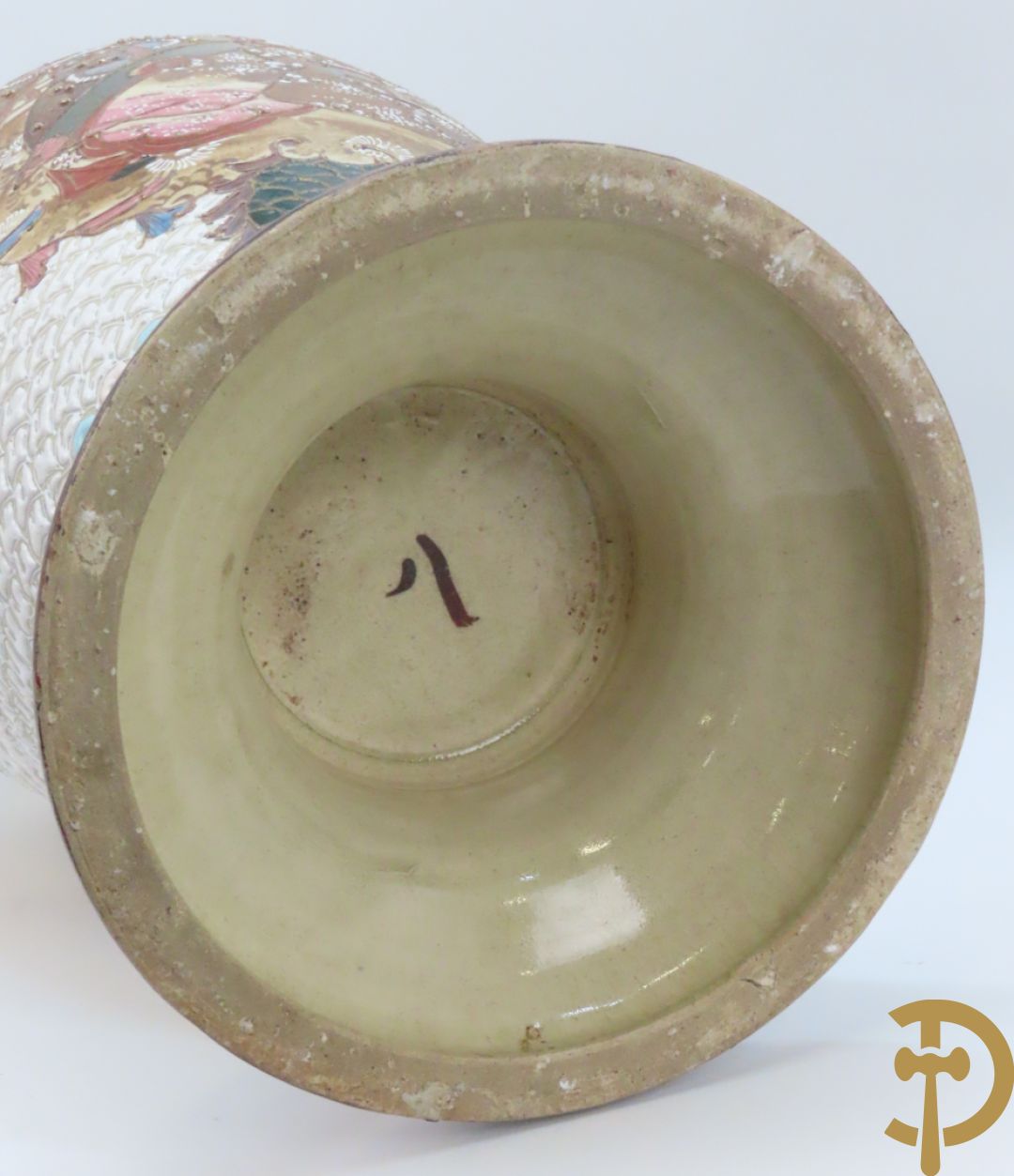 Paar Japanse Satsumat vazen met kijgerdecor en geanimeerde scènes, zijdelings met vogels bezet