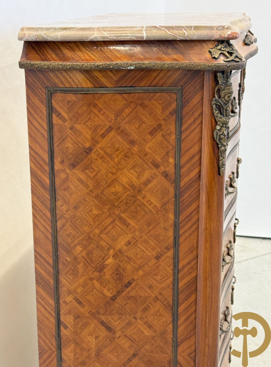 Gemarketteerde notelaren zevenladenkast bezet met bronsbeslag en marmeren blad