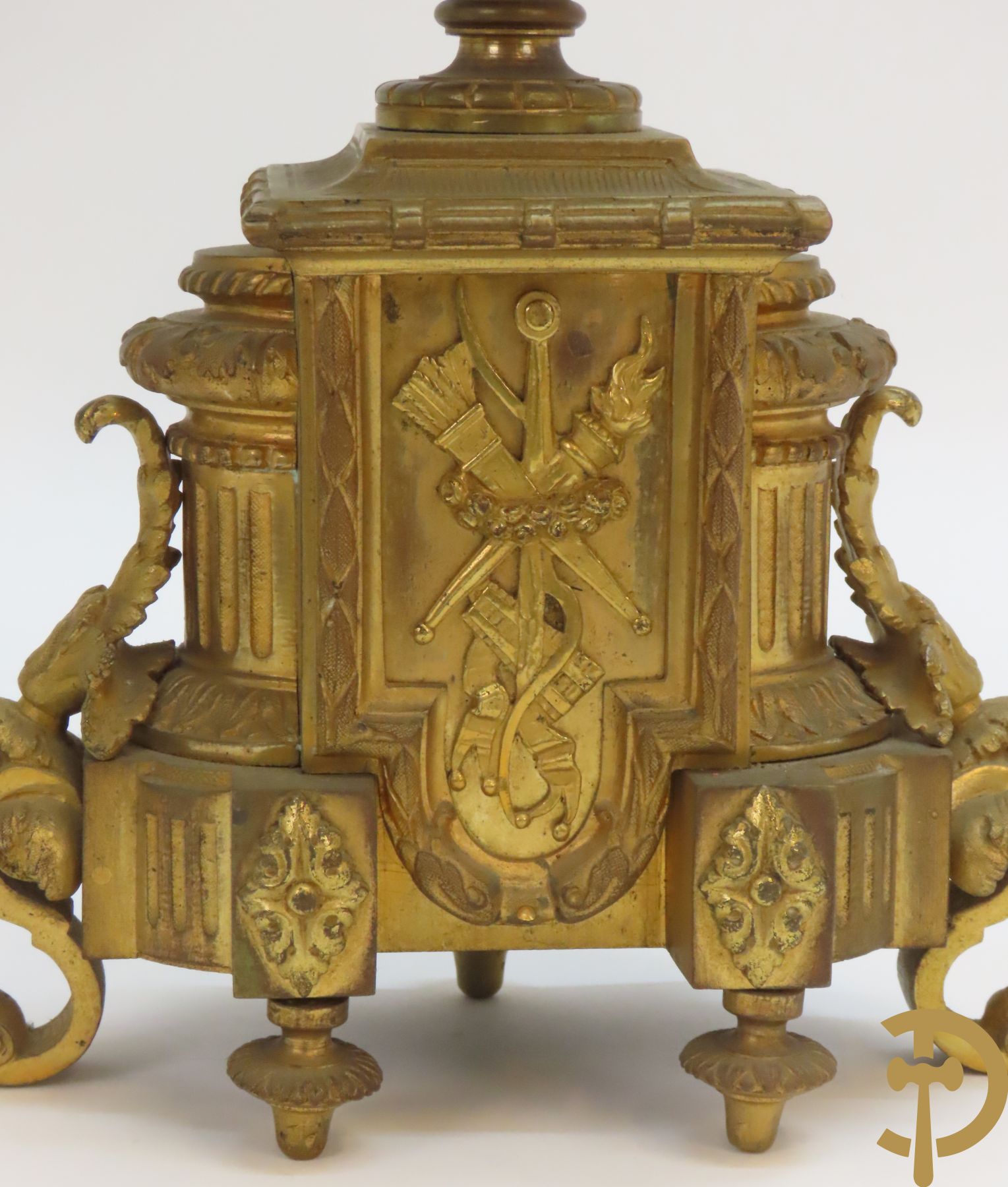 Paar bronzen kandelaars bovenaan bekroond met amfoor en pijlenkoker