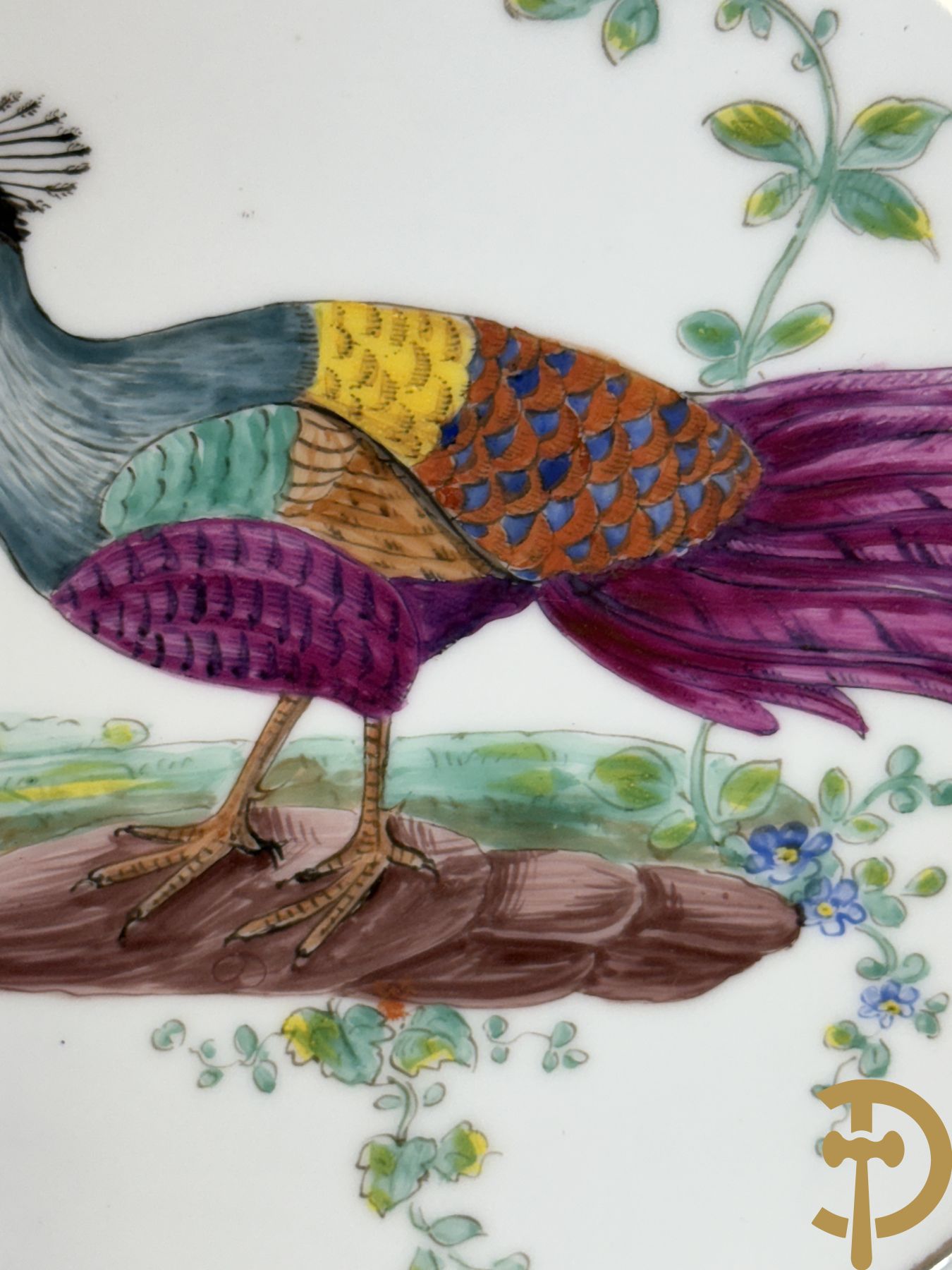 Paar handgekleurde Franse porseleinen borden met vogeldecor, 19e