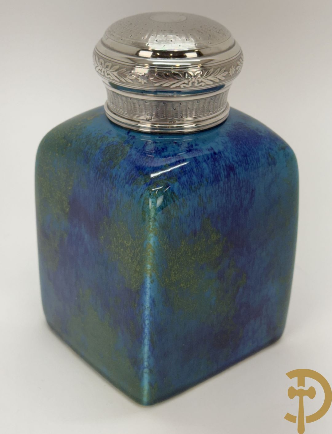 Vierkante blauw porseleinen fles Sèvres (Paul Milet) gemerkt met zilveren dop + dekseldoos Capo di Monte met cupido