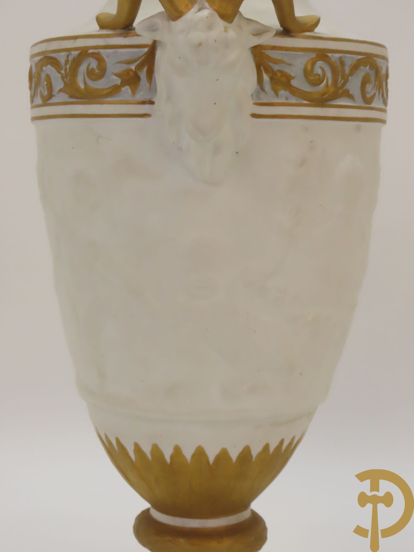 Paar porseleinen vazen met ramskoppen en basrelief van cupido