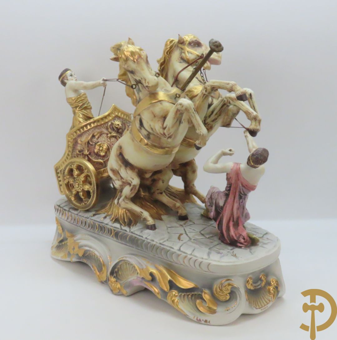 Beeld van strijdwagen met steigerende paarden 