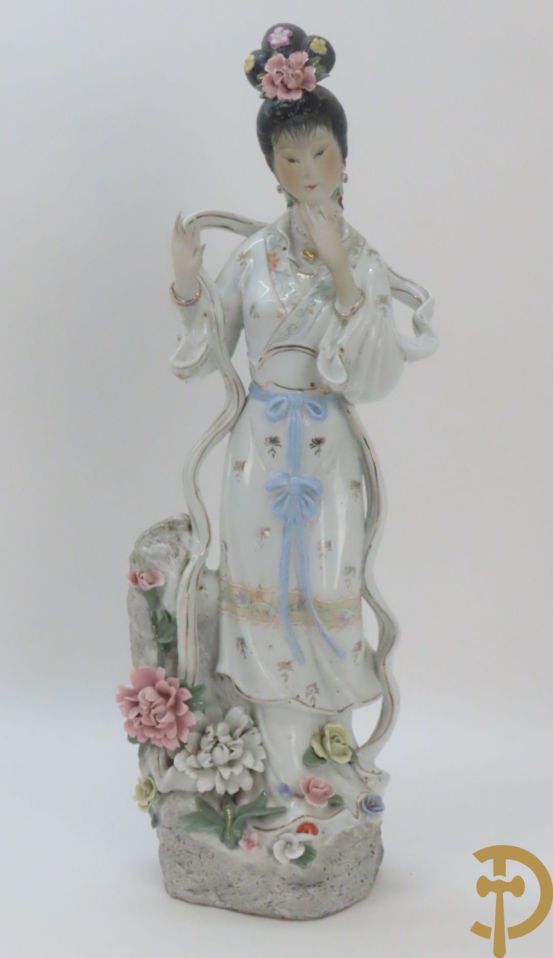 Chinese porseleinen geisha dame tussen de bloemen