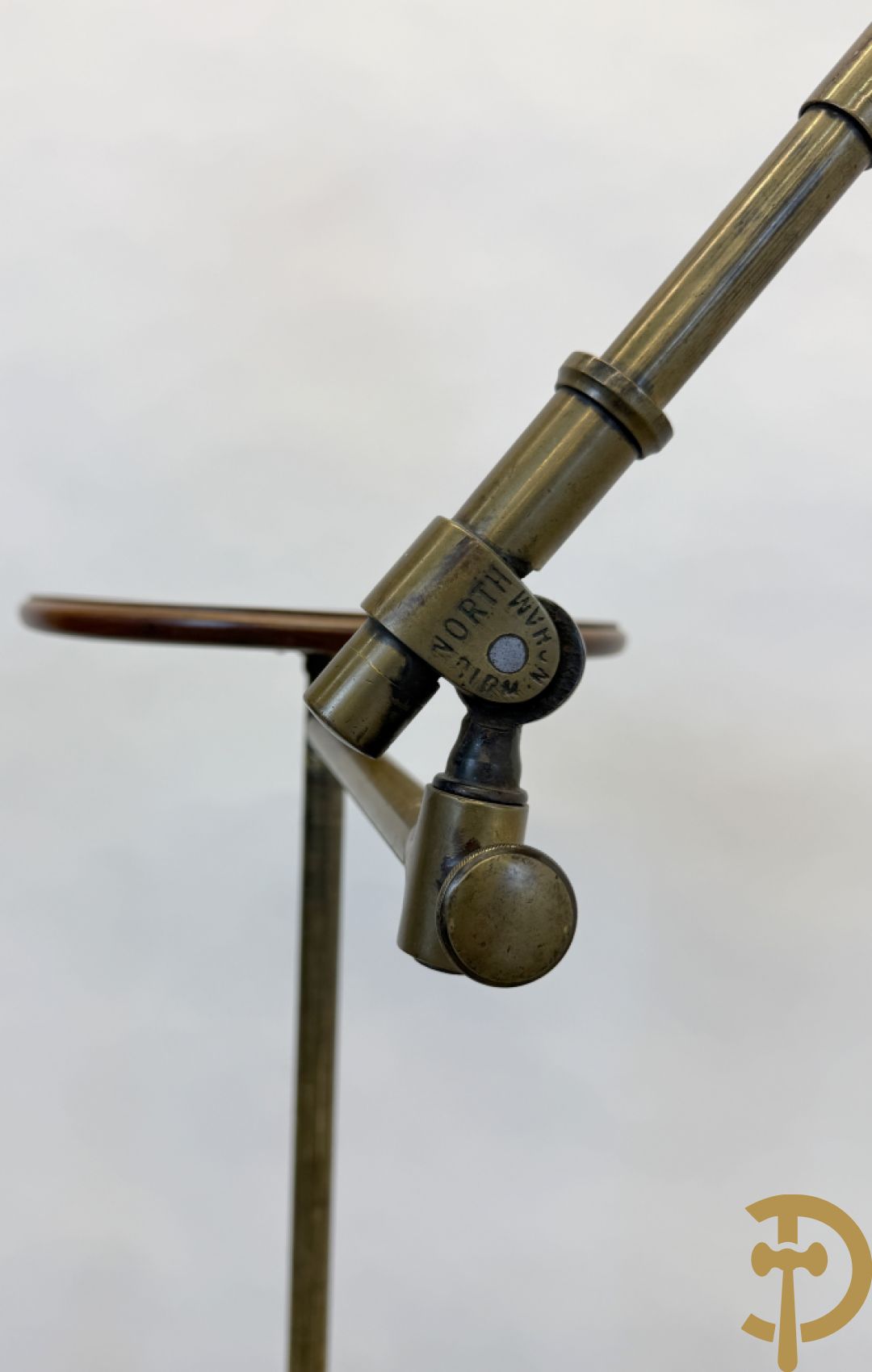 Leesstandaard met verstelbare boekhouder en zijdelings omhoog verplaatsbaar bijzettafeltje voor thee op gietijzeren draaibare voet, rond 1900 gemerkt J . CARTER - North