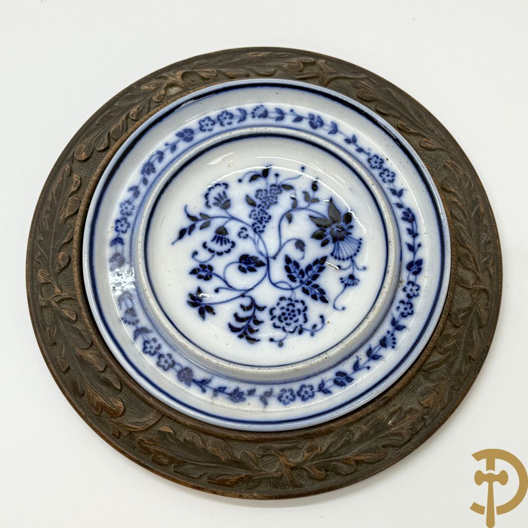 Keramieken boterschaal gehouden in houten gesculpteerde omranding met accanthusranken, onderaan gemerkt Waechtersbach