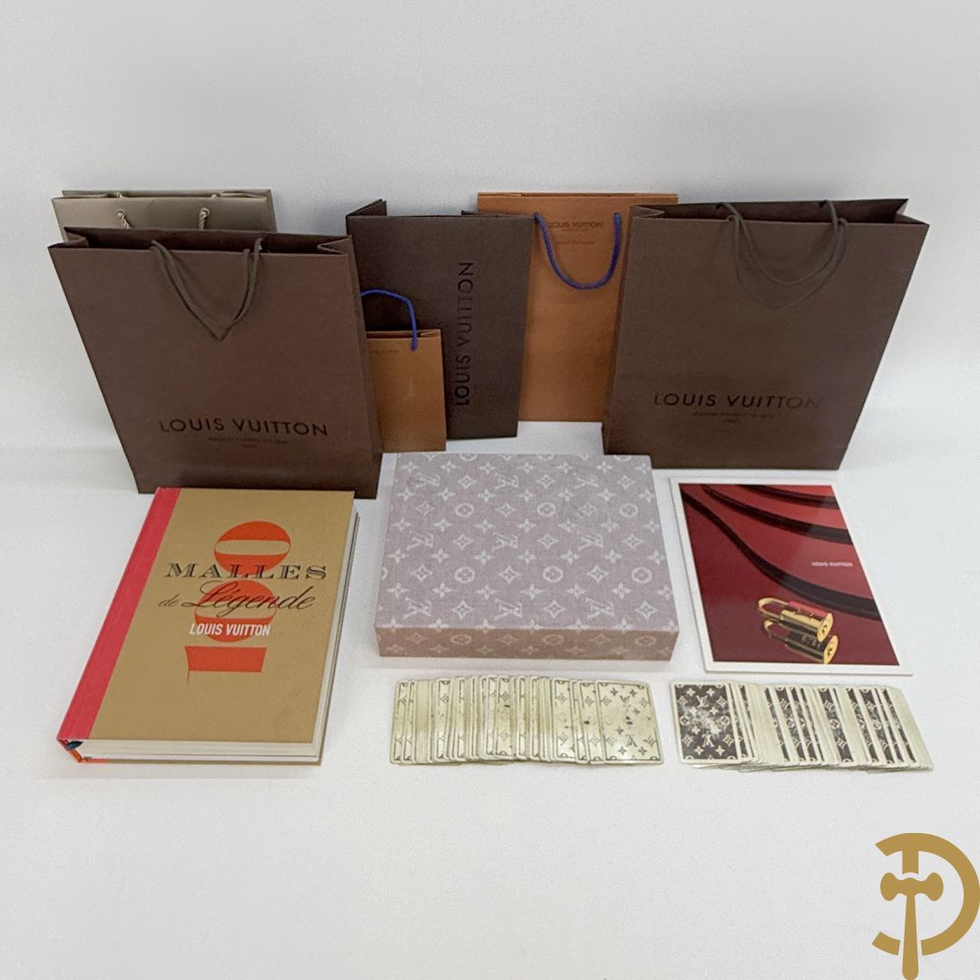 Boek Louis Vuitton, 100 Malles de Legende, door Pierre Leonforte, Editions de la Martinière + Louis Vuitton boekje + zakken Louis Vuitton + 2 kaartspellen Louis Vuitton