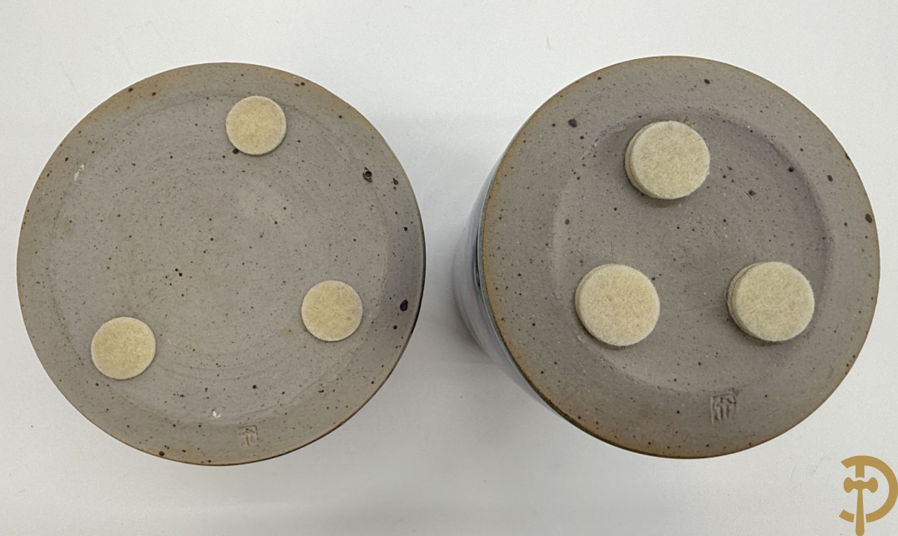 LEI HANNEN (van) onderaan gemerkt - Paar design dekselpotiches van geglazuurde keramiek