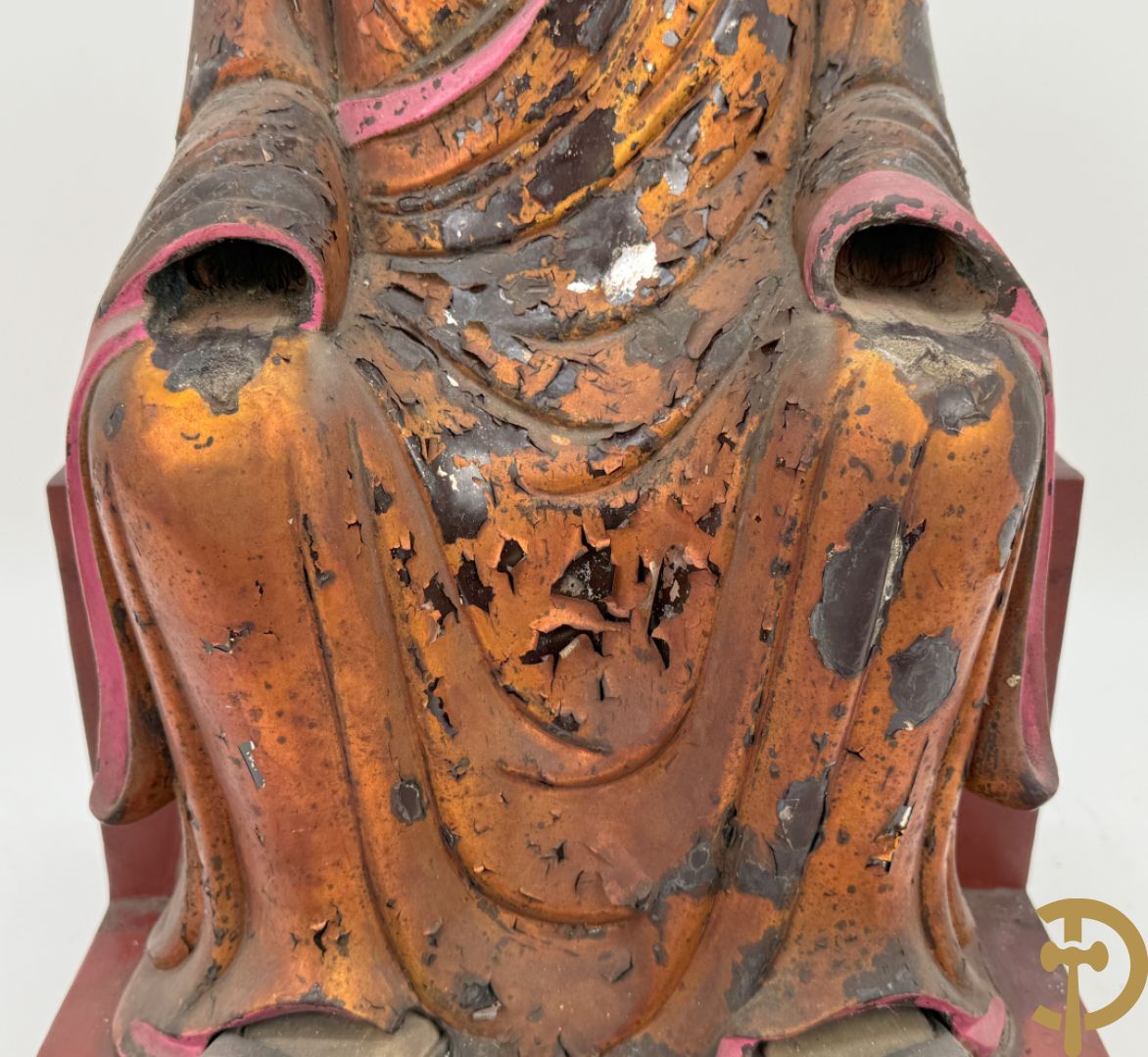 Houtgesculpteerd en gepolychromeerd zittend boedhistisch figuur