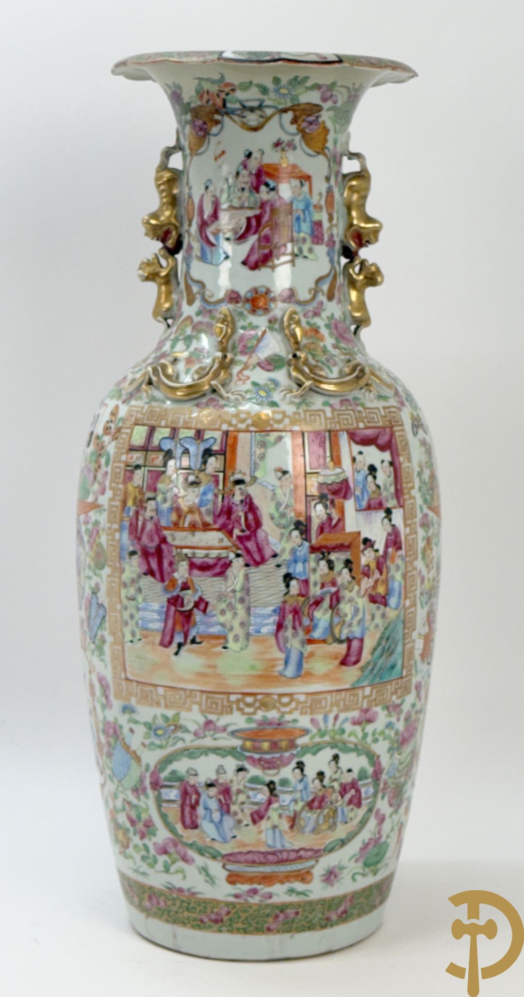 Chinese porseleinen Kanton vaas met geanimeerde hoftaferelen, natuurmotieven, fauna en floradecor