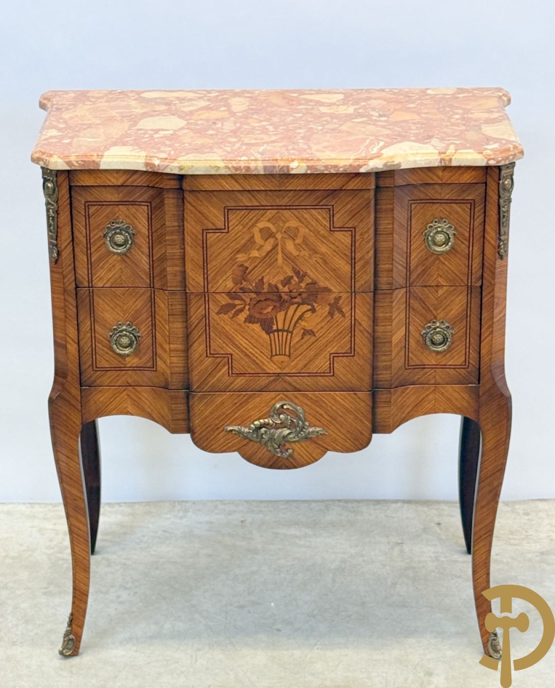 Notelaren tweeladencommode met marquetterie en bronsbeslag en marmeren blad