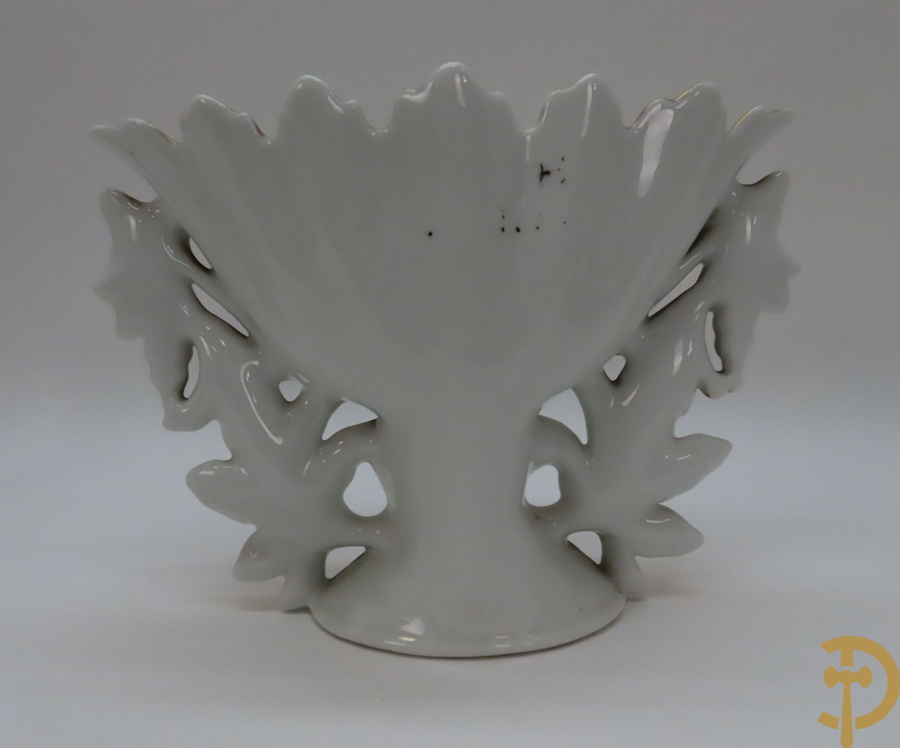 Porseleinen Franse cornetvaas geajoureerd met bloemenmotief, Vieux Paris + Vieux Paris coupe + porseleinen coupe met bloemenmotieven bezet