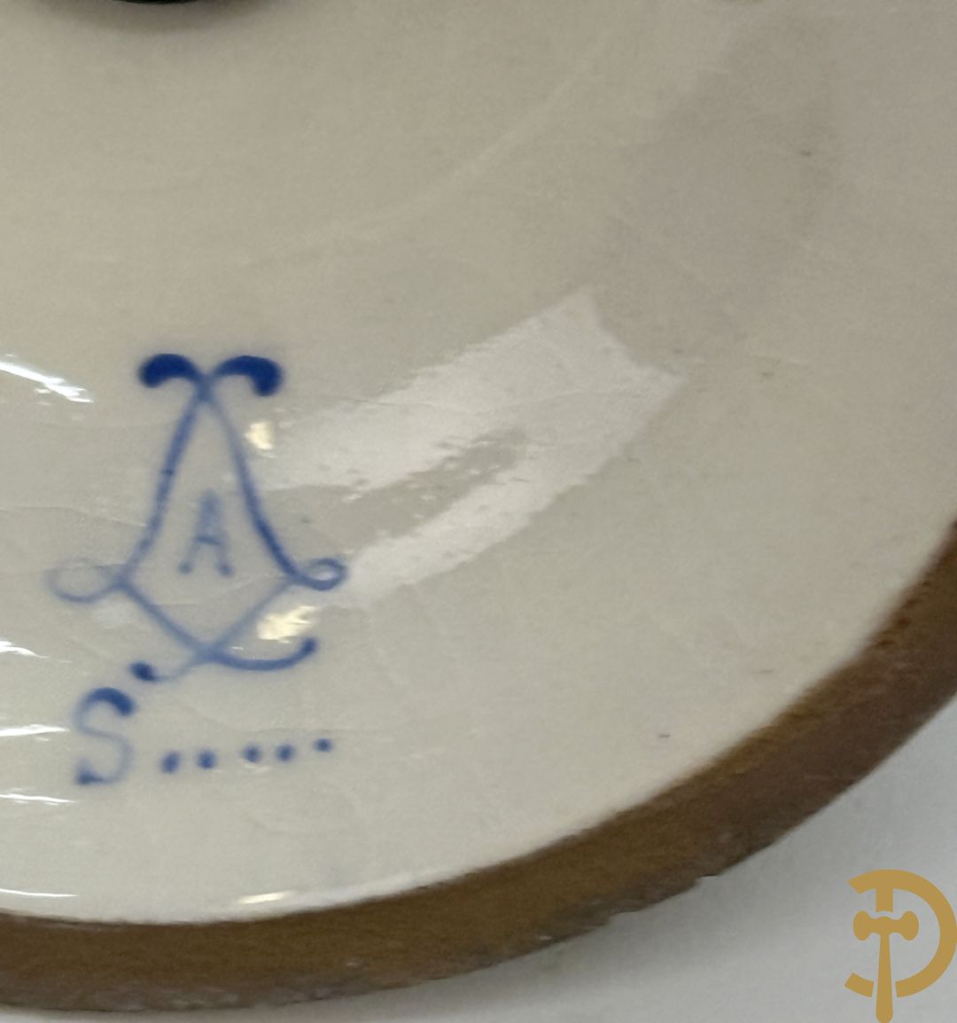 Porseleinen driedelige Sèvres cassolettes met decor van muciserende en dansende personages op groene fond, Aly getekend, gemerkt Sèvres