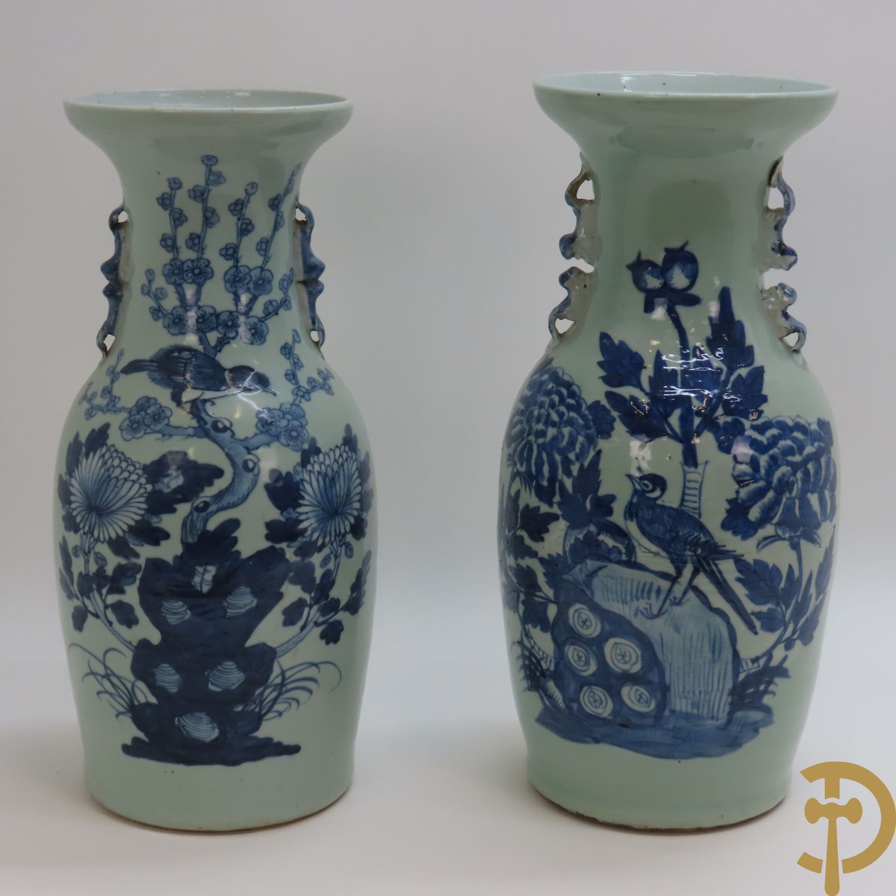 Twee Chinese porseleinen celadon vazen met bloemen- en vogeldecor