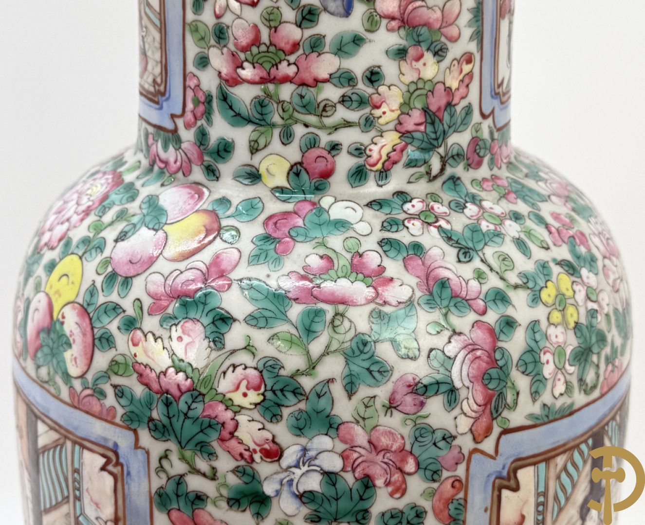 Chinese porseleinen vaas met geanimeerd decor en fond van bloemen, Kanton 19e