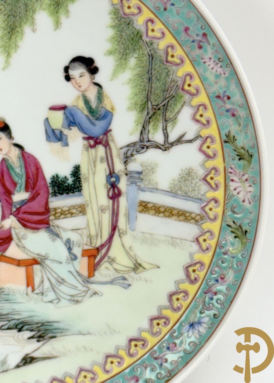 Paar porseleinen Chinese republieksbordjes met decor van dames in landschap