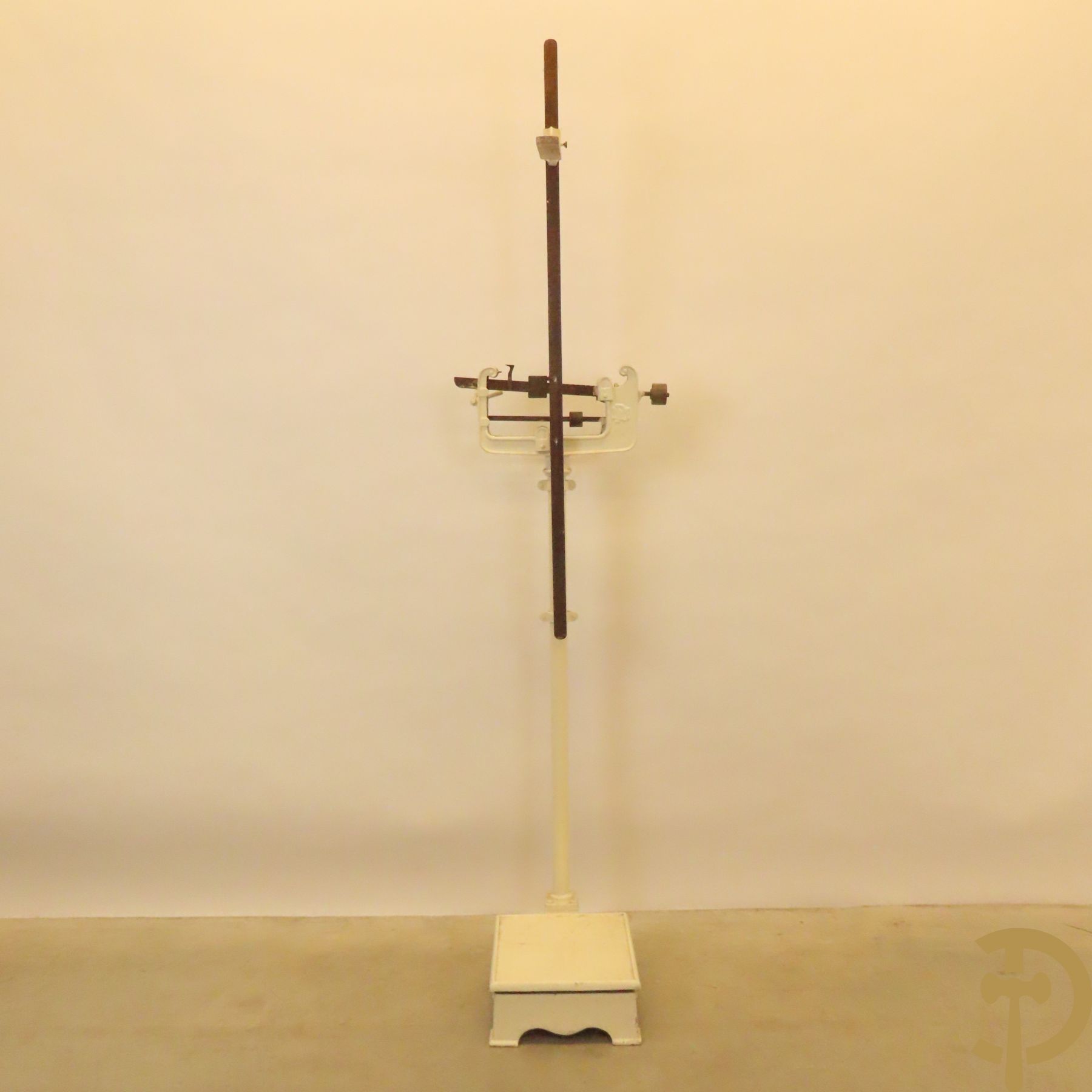 Oude metalen doktersweegschaal met meetlat