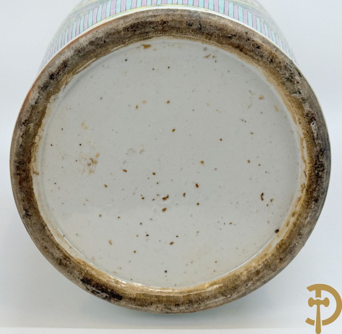 Chinese porseleinen vaas met ruitvormen en geometrische patronen, bovenaan met fo honden bezet