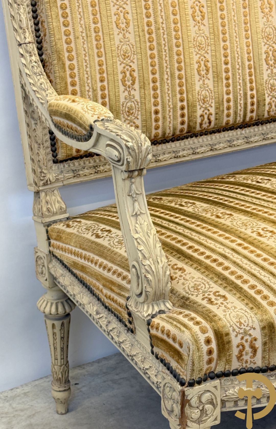 Gemonochromeerd salonensemble met gesculpteerde bladranken bestaande uit canapé, 2 armzetels en 3 stoelen