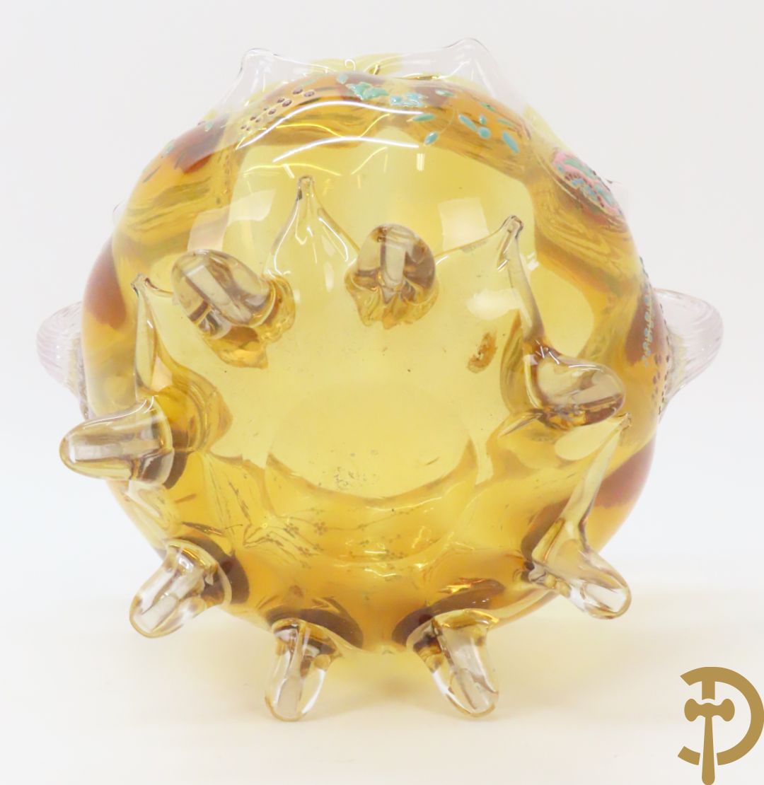 Mongeblazen glazen driestel bestaande uit centrale coupe met 2 oren, zijdelings met 2 eivormige coupes met gekleurd bloemendecor