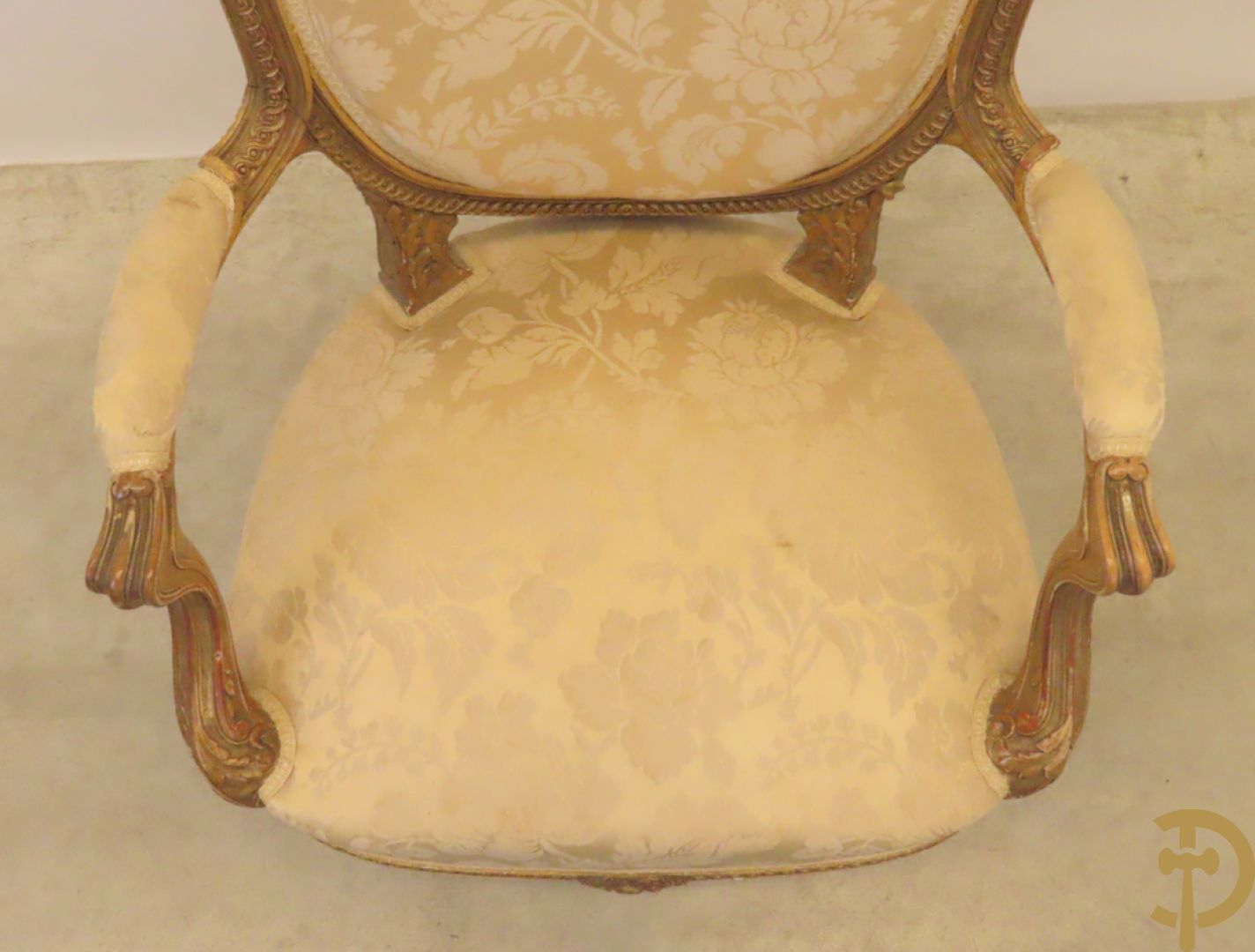 Vergulde armzetel met ovale medaillon bezet met bloemendecor, Louis XVI stijl, 19e