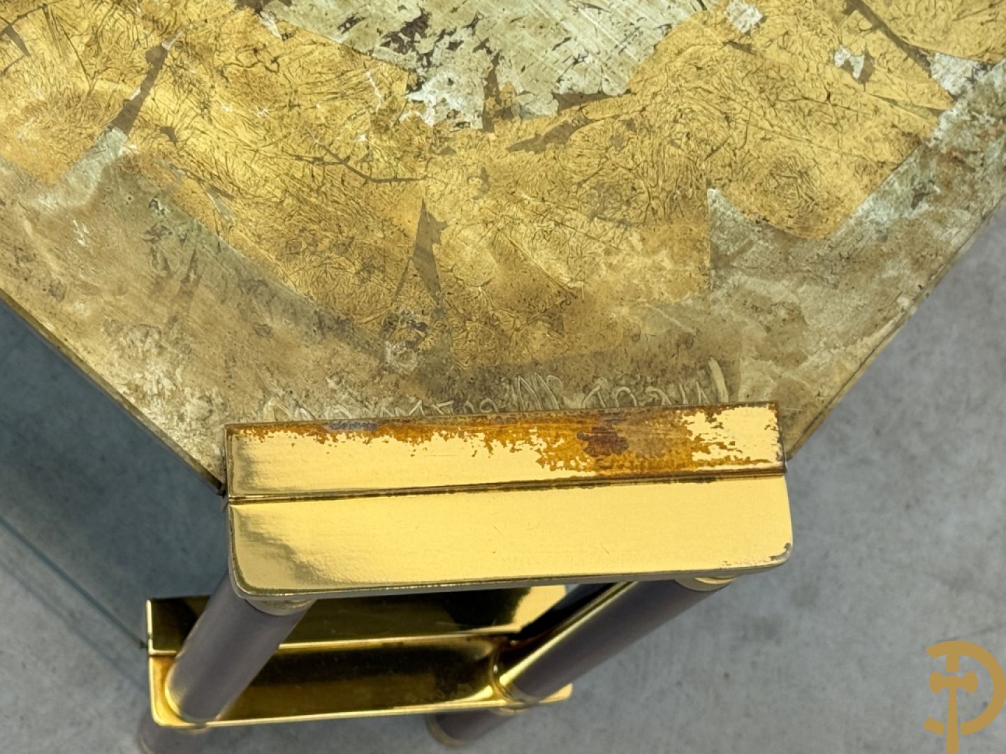 Vintage salontafel met geslepen glazen blad met bladgoud bewerkt op koperen voeten, Meersman Lucas getekend + 2 sidetables met geslepen glazen blad met bladgoud bewerkt op koperen voet, Meersman Lucas getekend + bijhorende lampadaire