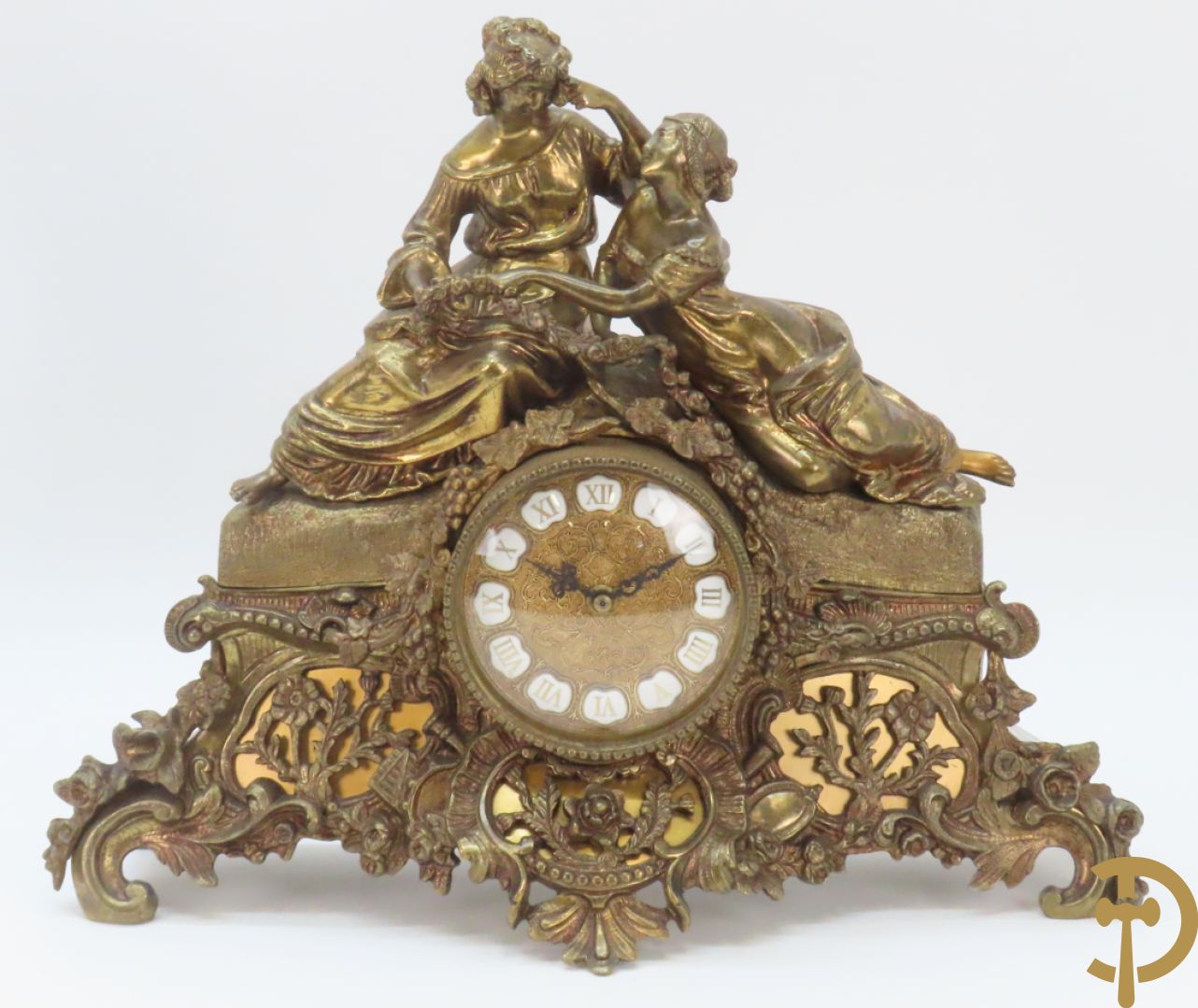 Driedelige bronzen garnituur bestaande uit pendule met 2 dames bovenaan, geflankeerd door paar zesarmige kandelaars