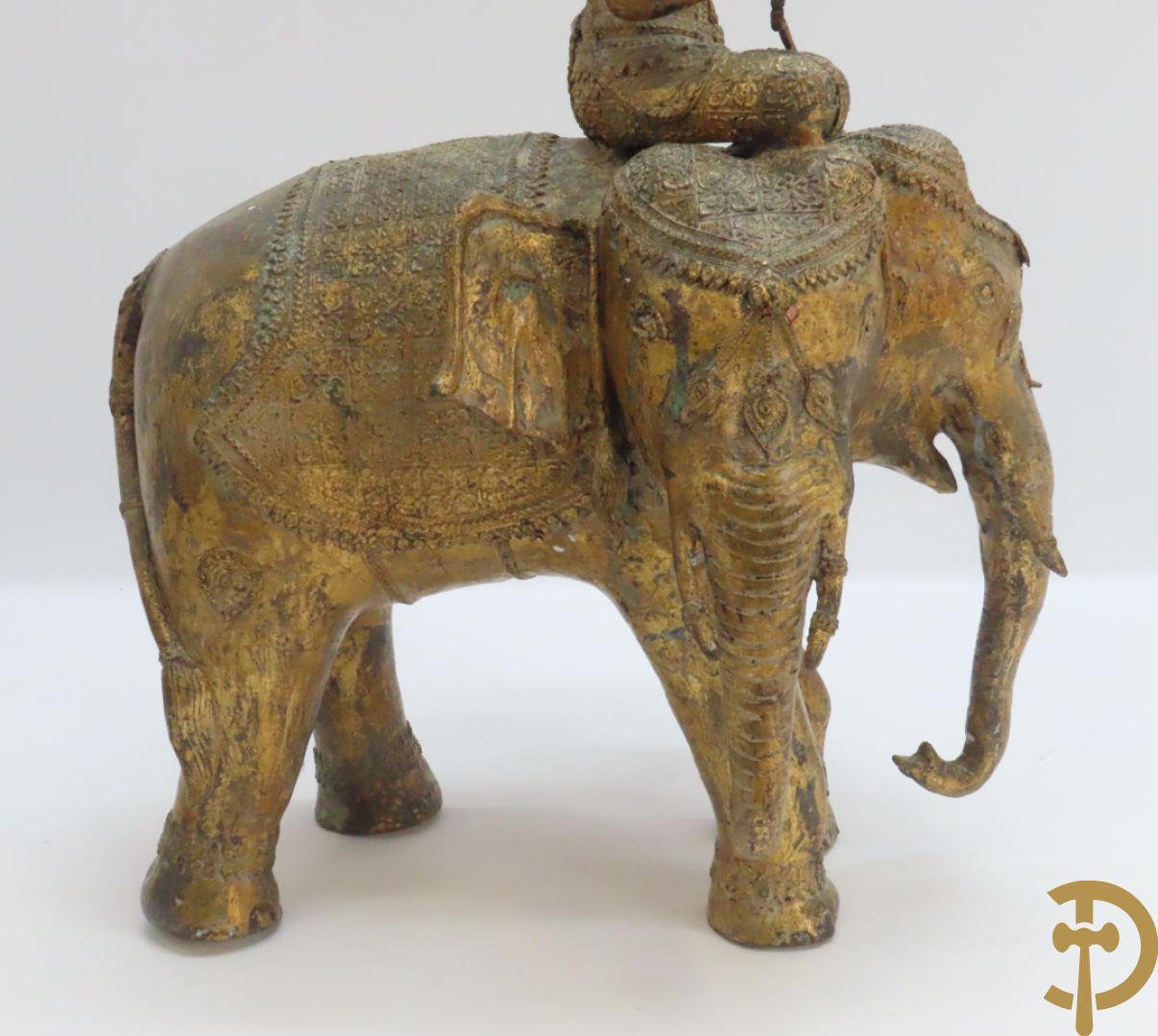 Orientaalse kopersculptuur van driekoppige olifant met boedhisatsvat + koperen boedhistische figuur met snaarinstrument