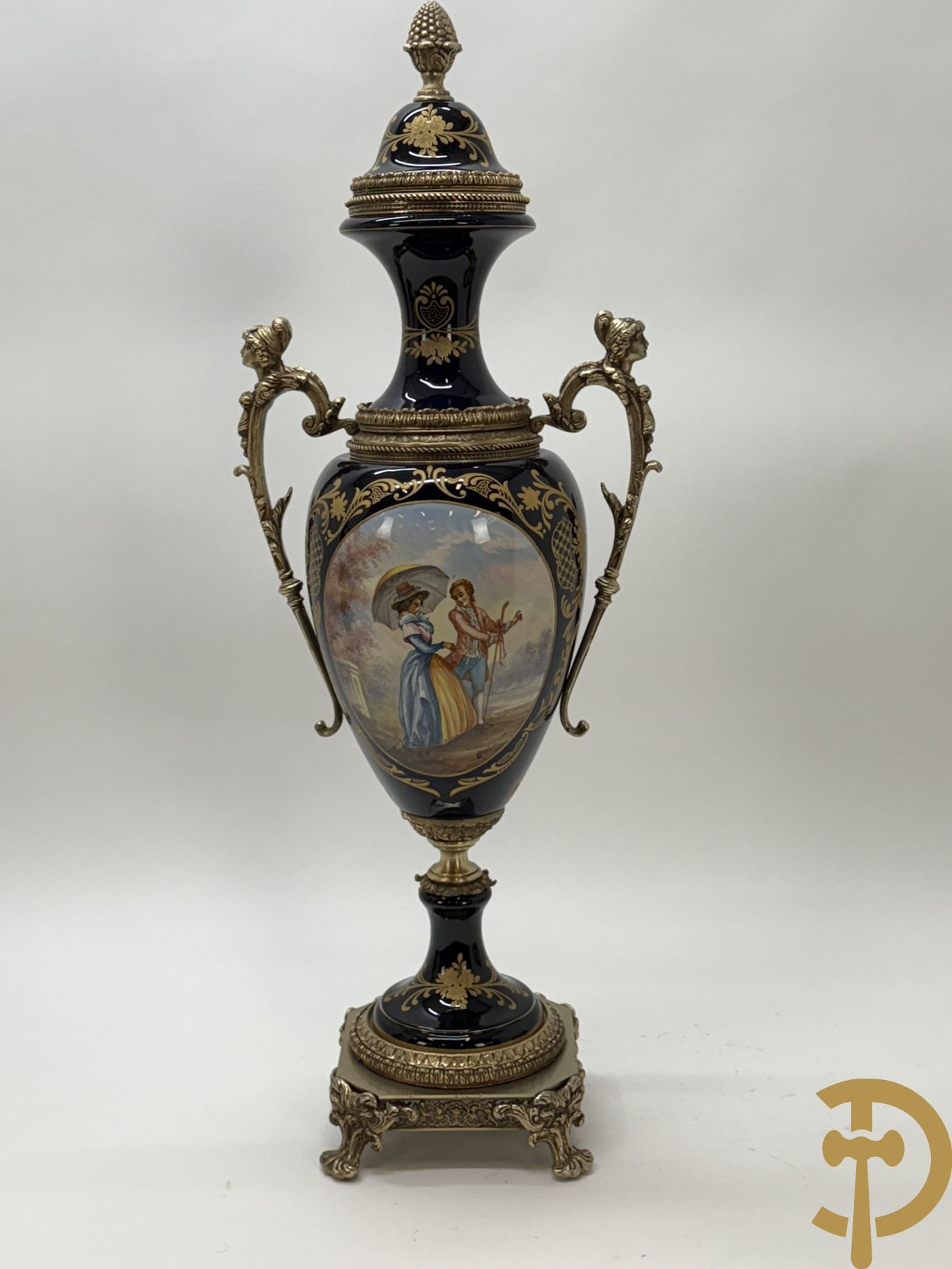 Sèvres stijl vaas met geanimeerde galante scène, zijdelings met paar bronzen armen + schaal met bloementafereel, Limoges stijl