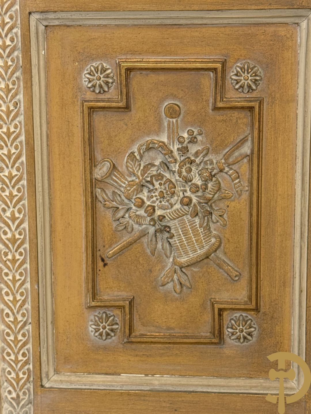 Vergulde ééndeursvitrine met geslepen ruiten, guirlandes en rocailles, bovenaan bekroond met bloemenkrans, Louis XVI stijl