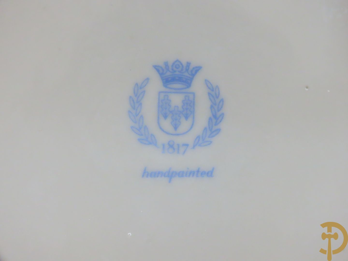 Driearmige porseleinen kandelaar met bloemenmotieven, onderaan gemerkt Plaue + porseleinen coupe Plaue + Limoges schenkkan met bloemendecor