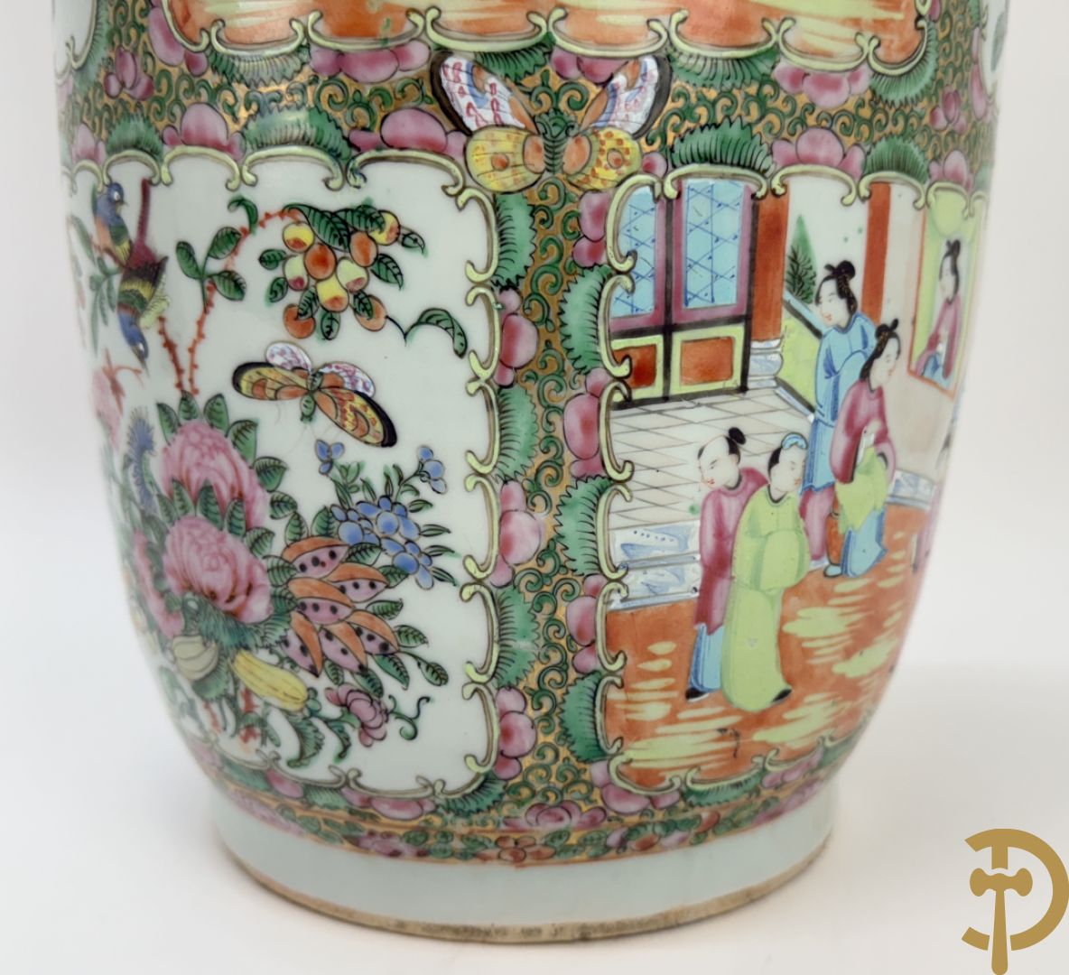 Chinese porseleinen Kanton vaas met geanimeerde taferelen