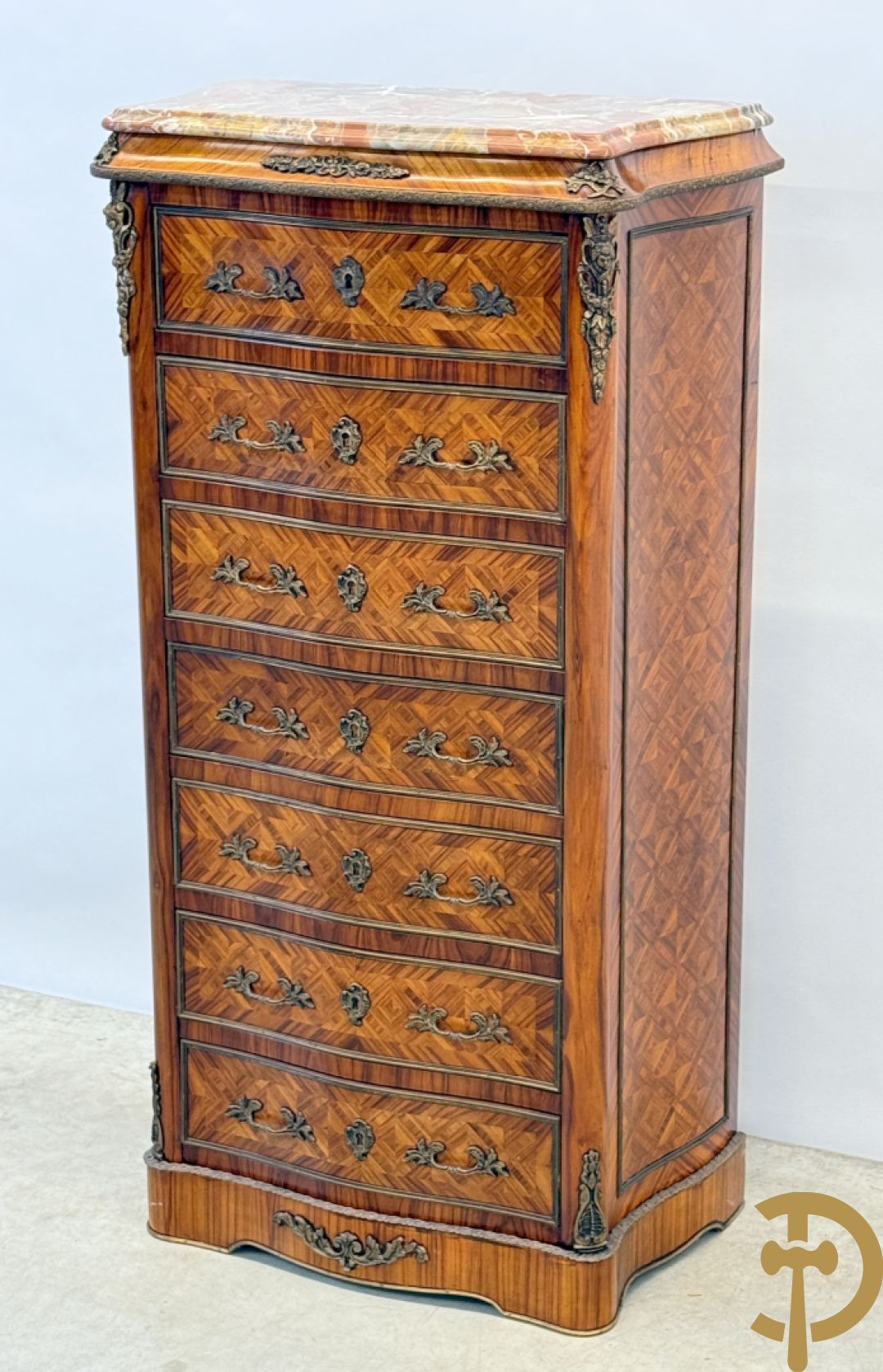 Gemarketteerde notelaren zevenladenkast bezet met bronsbeslag en marmeren blad