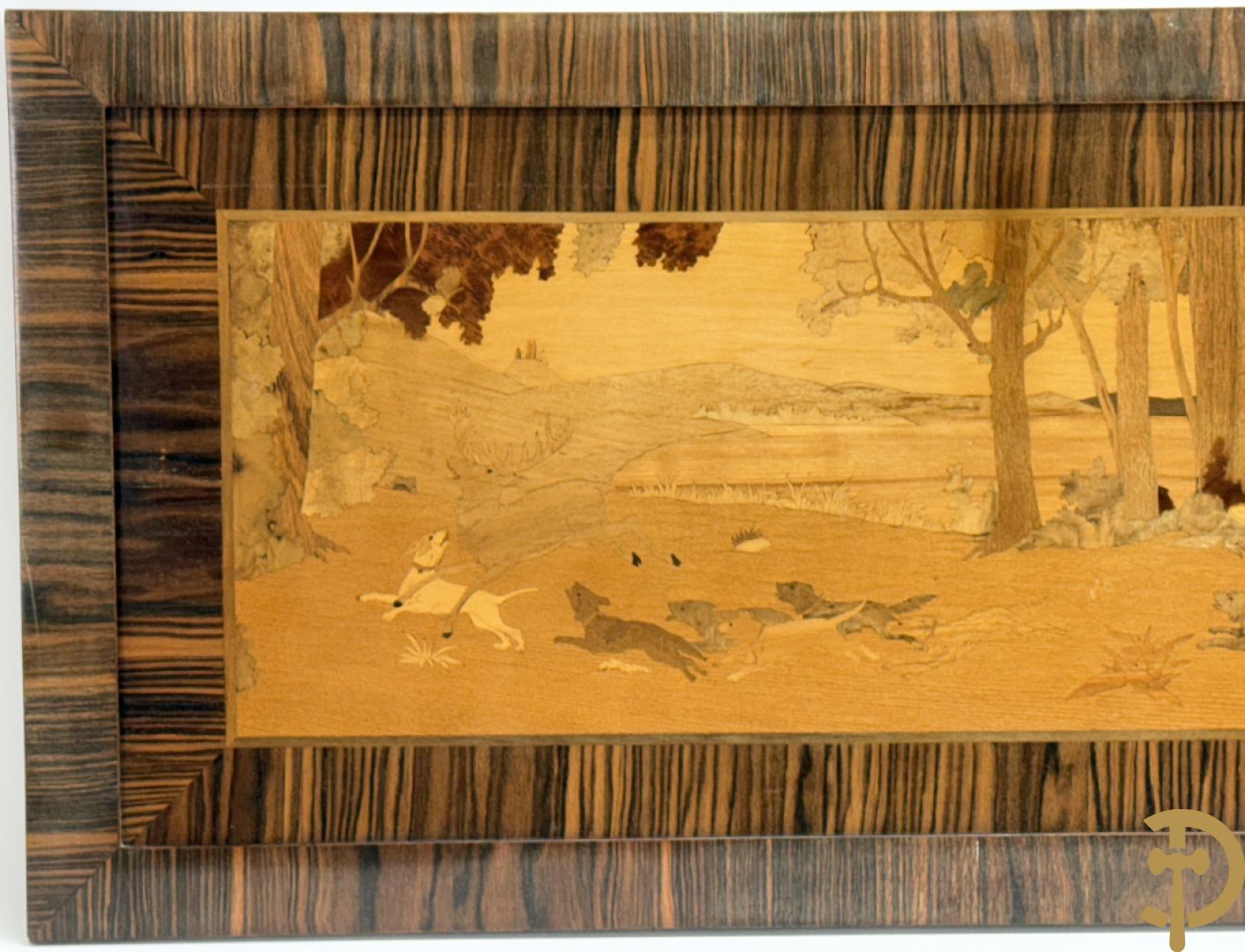 Gemarketteerde jachtscène met honden en paarden in houtsnijwerk