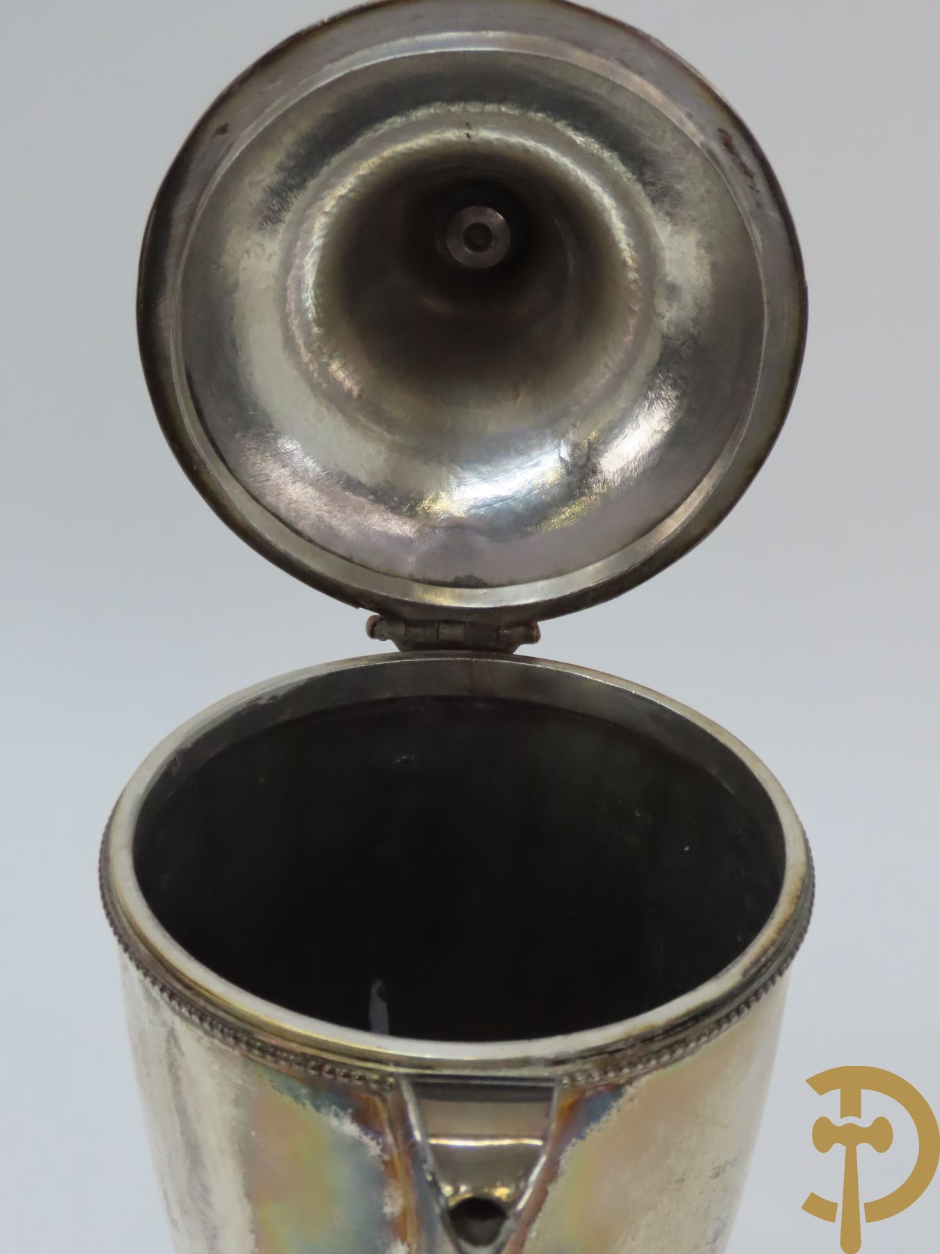 Verzilverd koffiestel MFD & Plated by Reed & Barton 2046 bestaande uit koffiekan, melkkan en suikerpot met ovale medaillons + verzilverde coupe met eekhoorn en rocaille + verzilverde coupe met glas + Verzilverde schenkkan met houten handvat