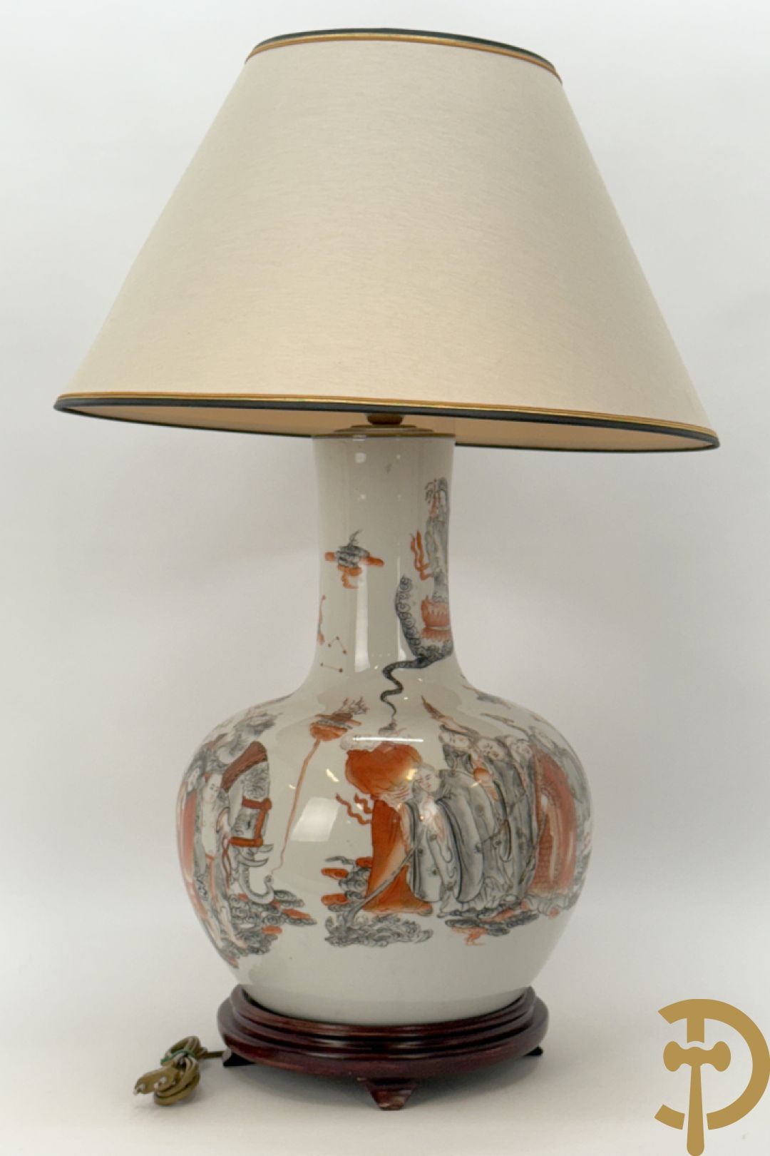 Chinese porseleinen vaas met handbeschilderde geanimeerde taferelen - als lampadaire omgebouwd