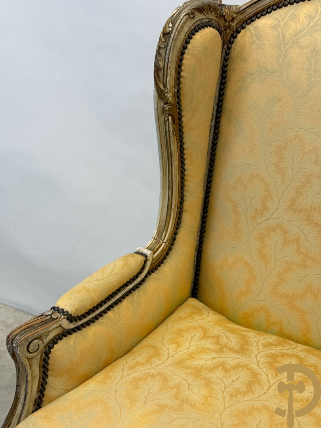 Paar Louis XV bergères met wangen, gesculpteerde accanthusranken en bloemenmotieven