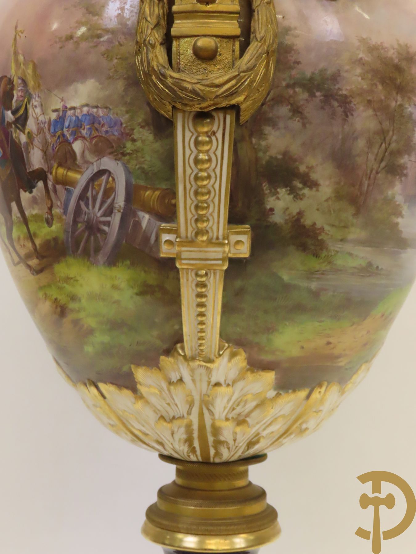 Grote porseleinen Sèvres vaas met dubbel decor van cavalerie, slagveldtaferelen en zicht op kasteel, DESPREZ H. getekend in het decor - bovenaan met verguld decor en zijdelings met bronzen oren en accanthusranken - deksel met Sèvres merkteken - op vierkante bronzen sokkel met klauwepoten