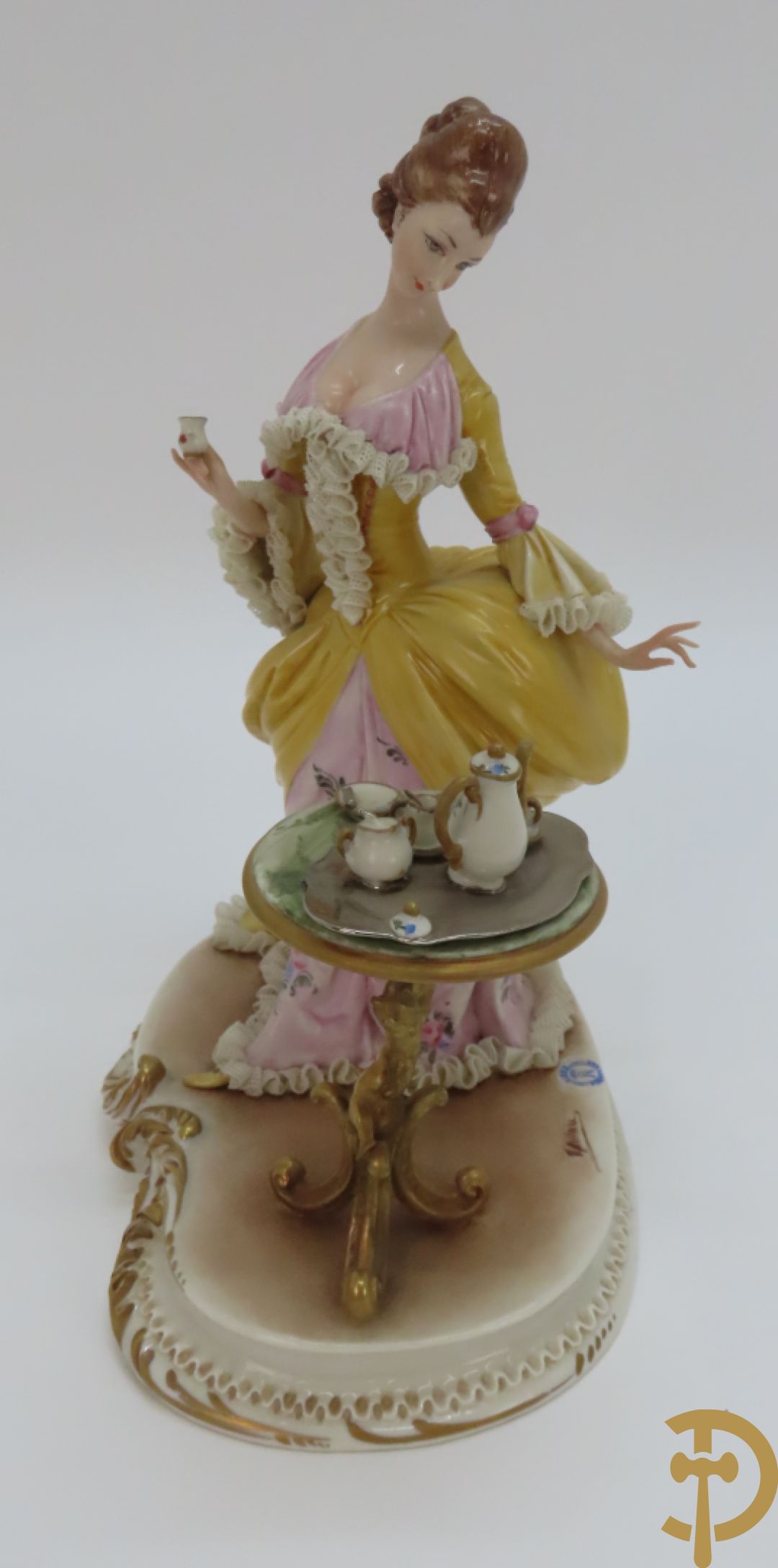 Drie porseleinen sierstukken 