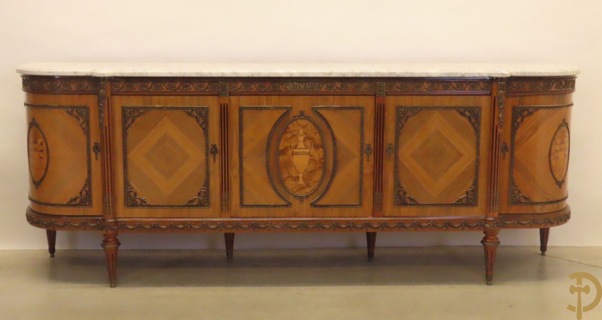 Notelaren eetkamer Louis XVI stijl bestaande uit vijfdeursdressoir met bloemenmarquetterie, bronsbeslag en wit marmeren blad, ovale uittrekbare tafel, 6 stoelen met leder bekleed en gegalbeerde vitrine met geslepen ruitjes